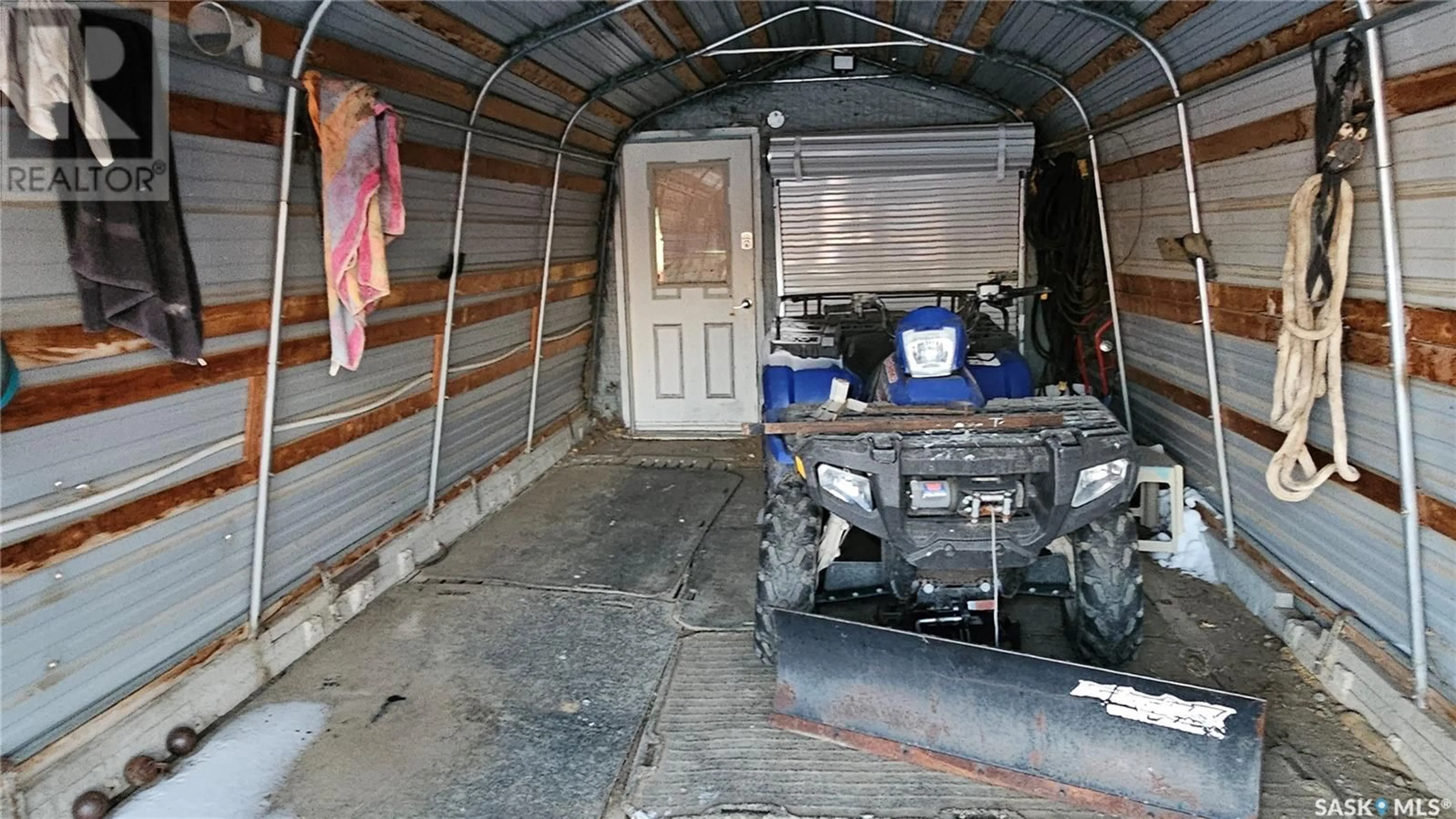 Indoor garage, cement floor for Acreage south of Ponteix, Auvergne Rm No. 76 Saskatchewan S0N1Z0