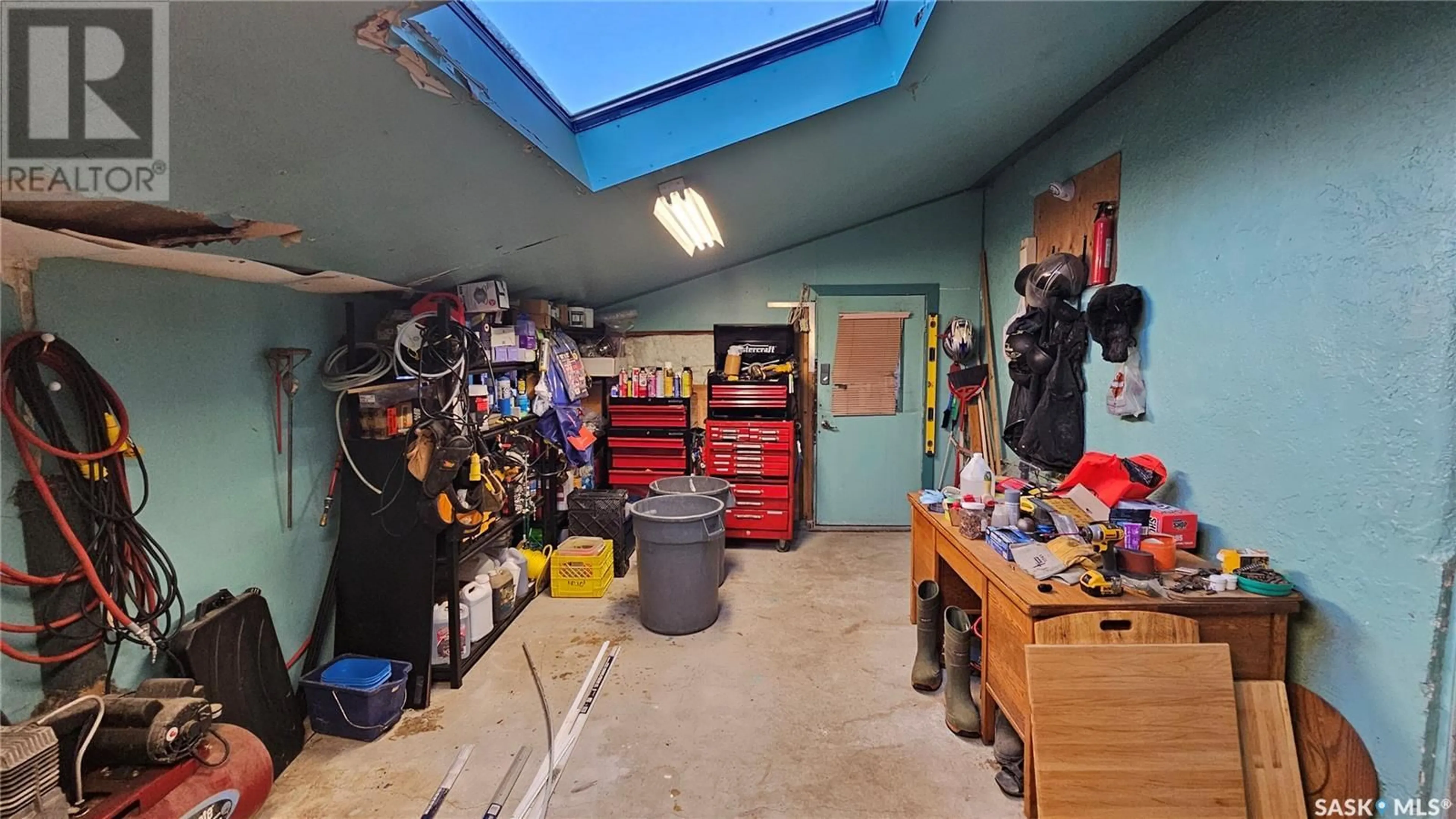 Indoor garage, cement floor for Acreage south of Ponteix, Auvergne Rm No. 76 Saskatchewan S0N1Z0