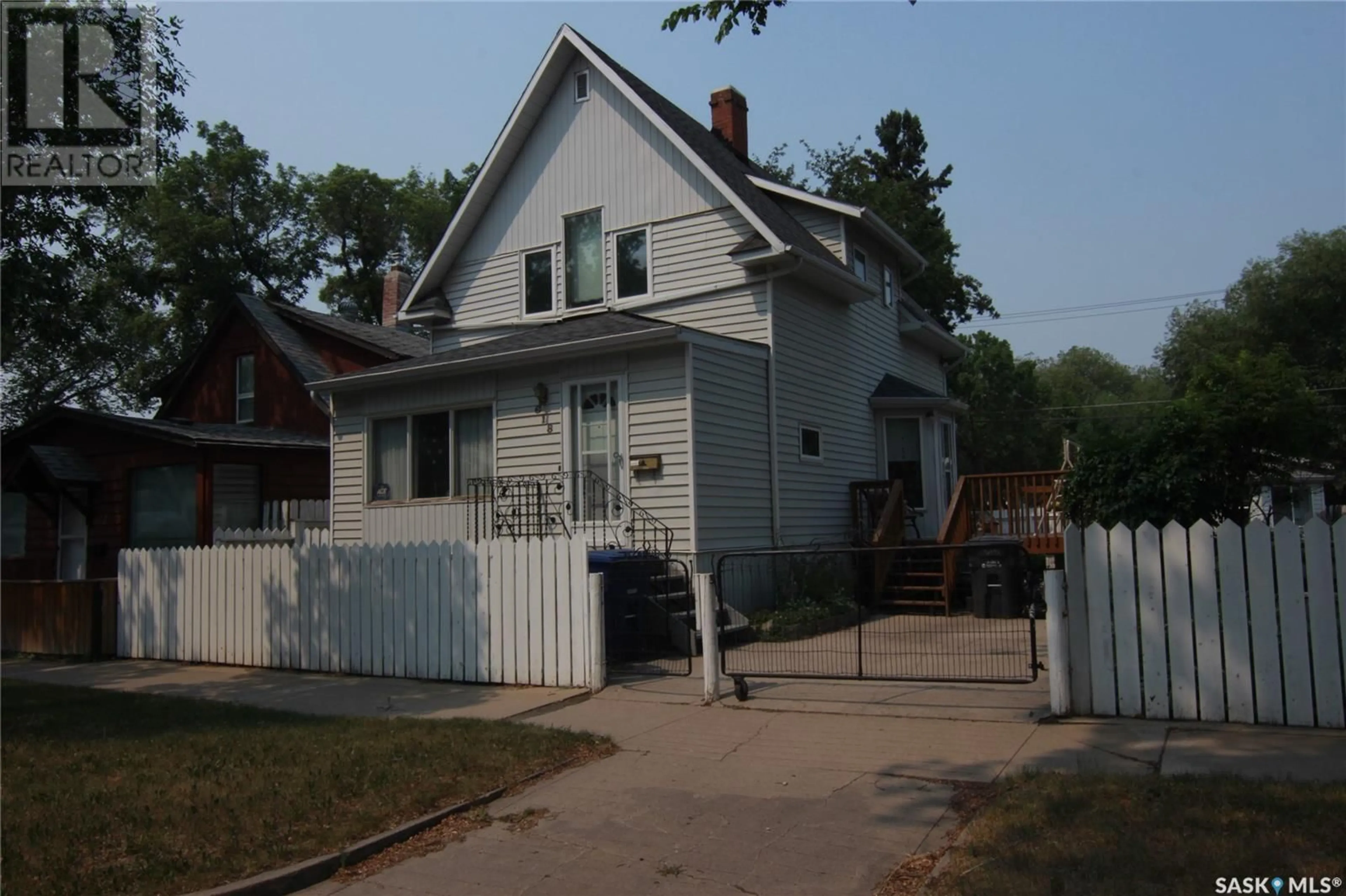 Frontside or backside of a home, the street view for 618 31st STREET W, Saskatoon Saskatchewan S7L0R3