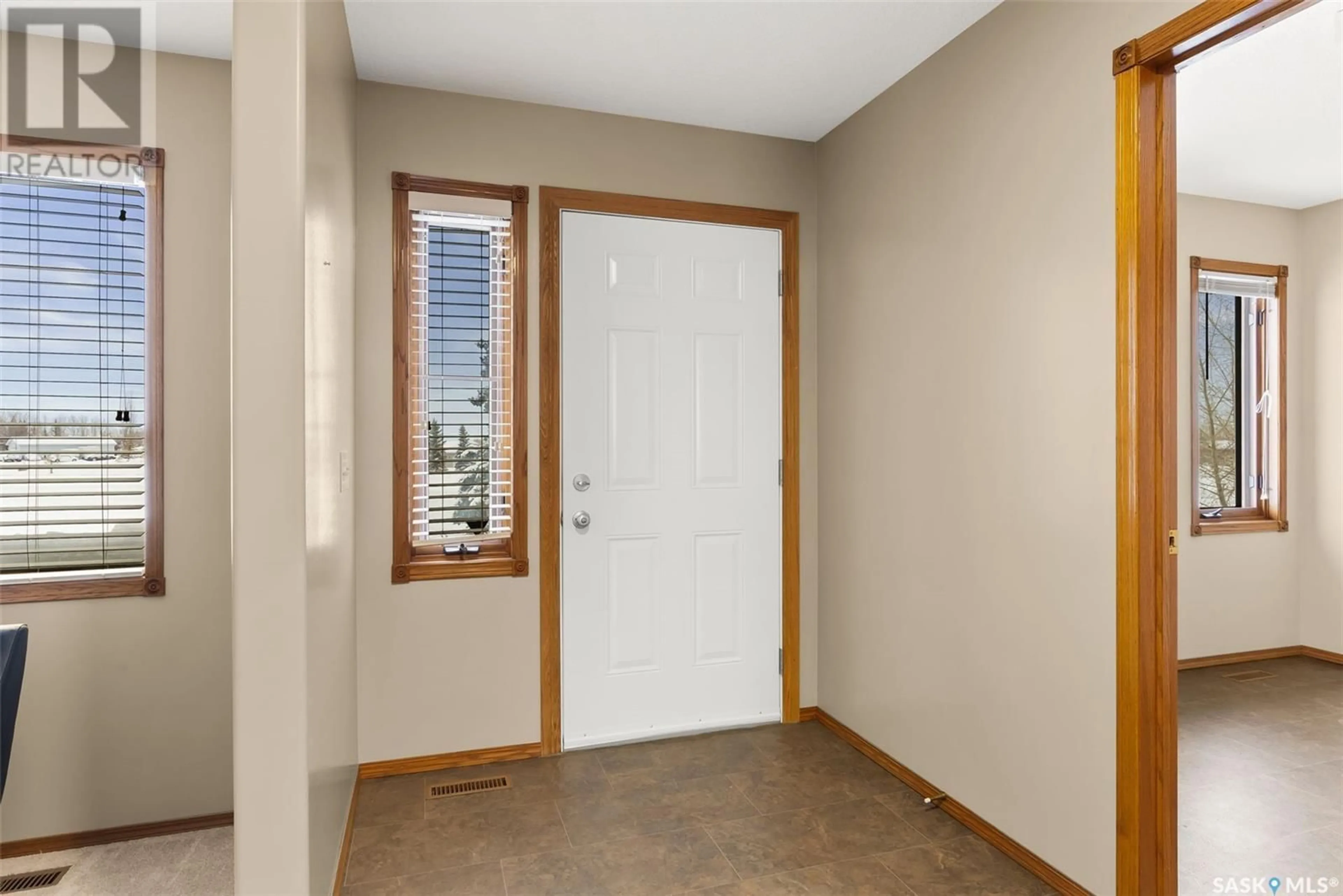 Indoor entryway, cement floor for 8 Deneve DRIVE, Edenwold Rm No. 158 Saskatchewan S4L5B1