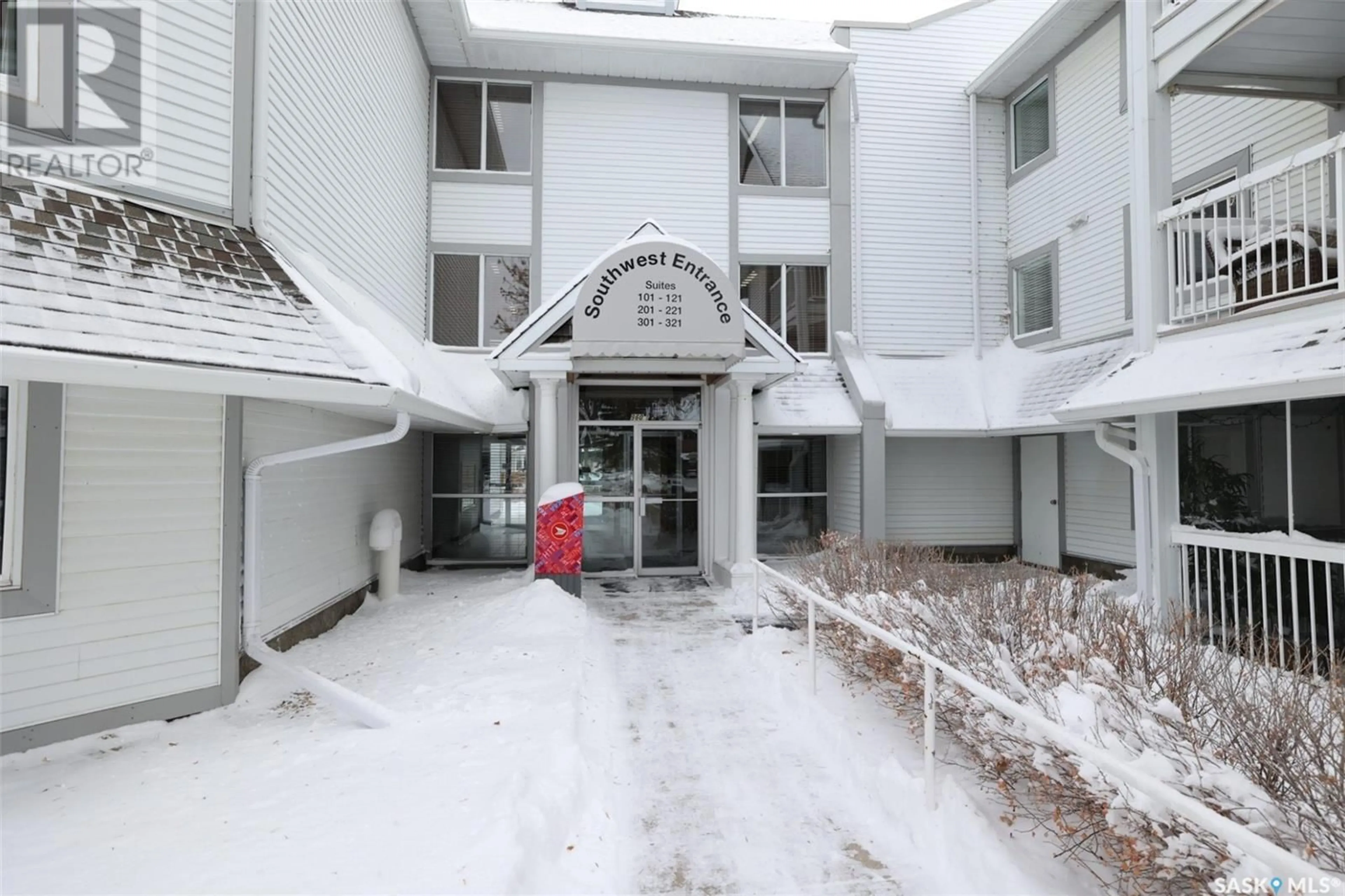 Indoor foyer for 214 960 Assiniboine AVENUE, Regina Saskatchewan S4V2P8