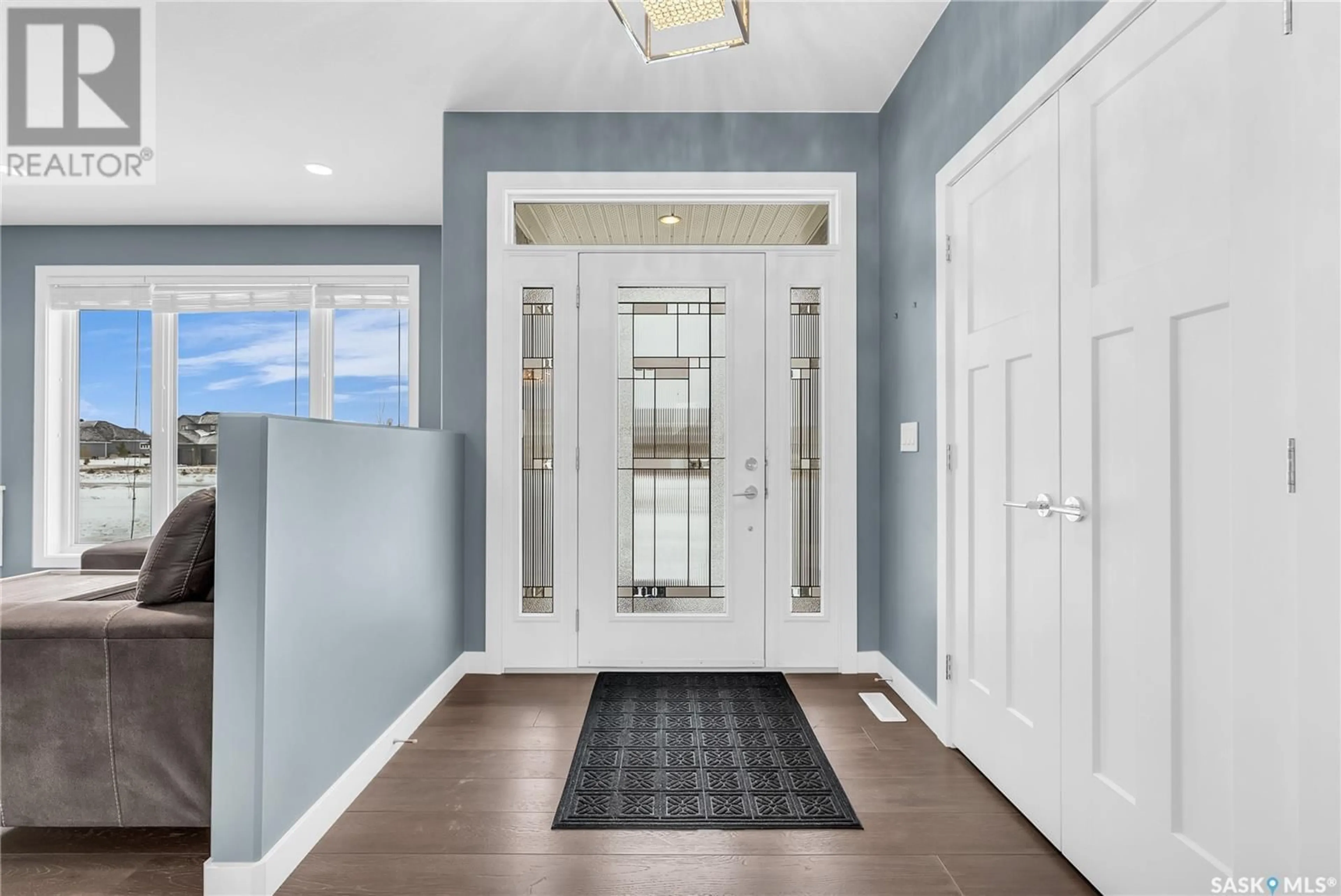 Indoor entryway, wood floors for 46 Country CRESCENT, Dundurn Rm No. 314 Saskatchewan S7C0A7