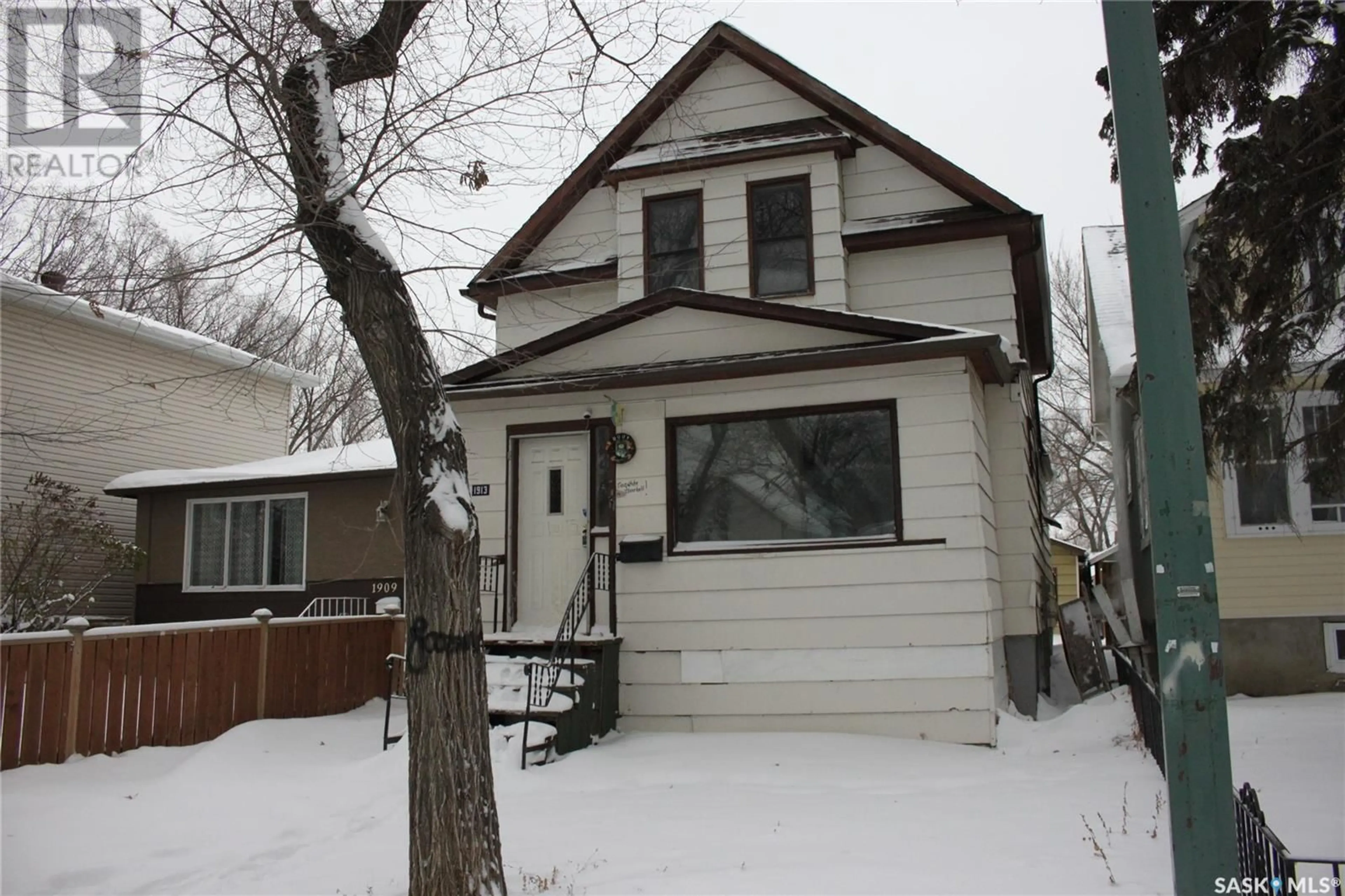 Frontside or backside of a home, cottage for 1913 Montreal STREET, Regina Saskatchewan S4P1L4