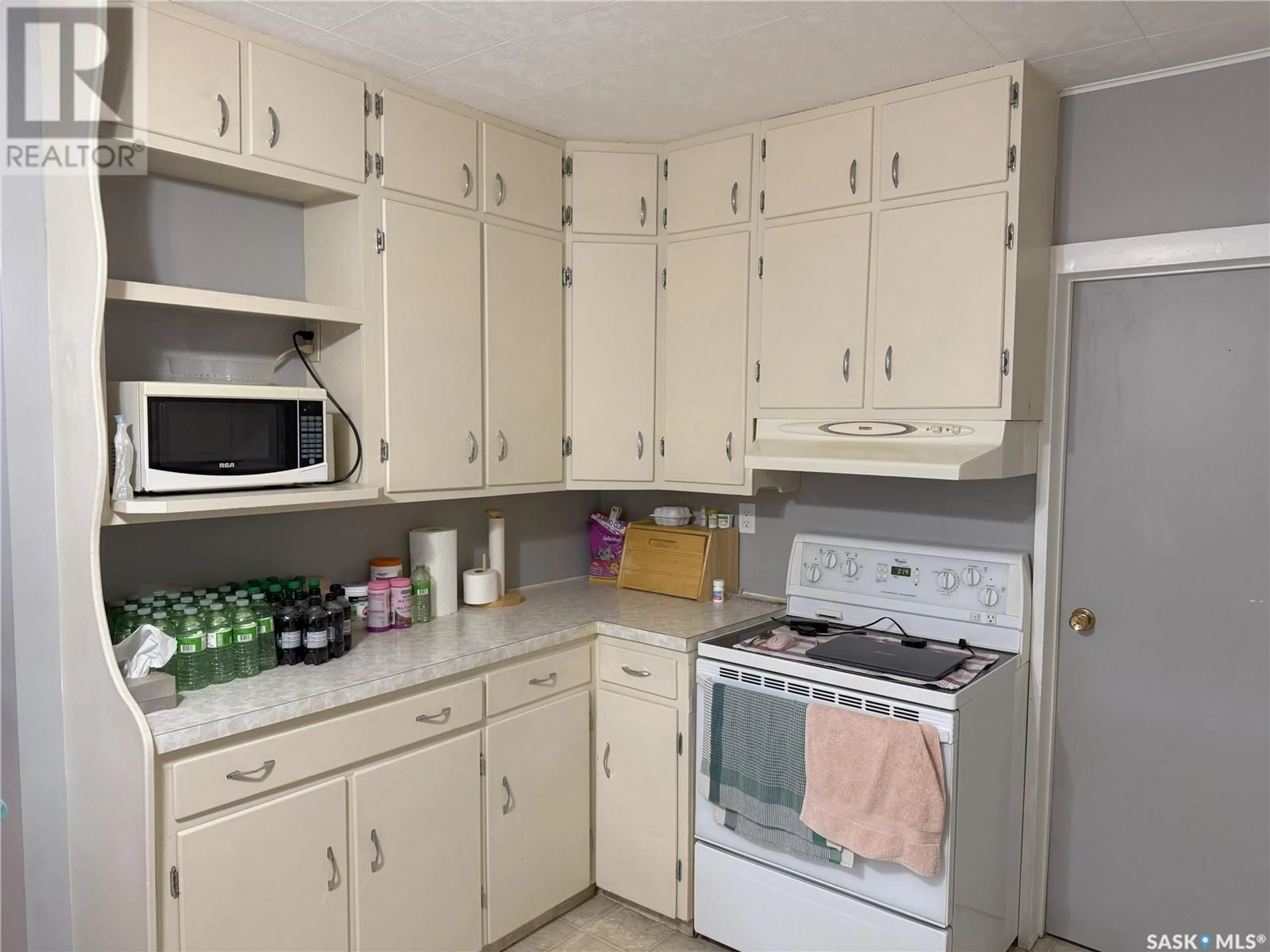 Standard kitchen, cottage for 76 31st STREET E, Prince Albert Saskatchewan S6V1Z8