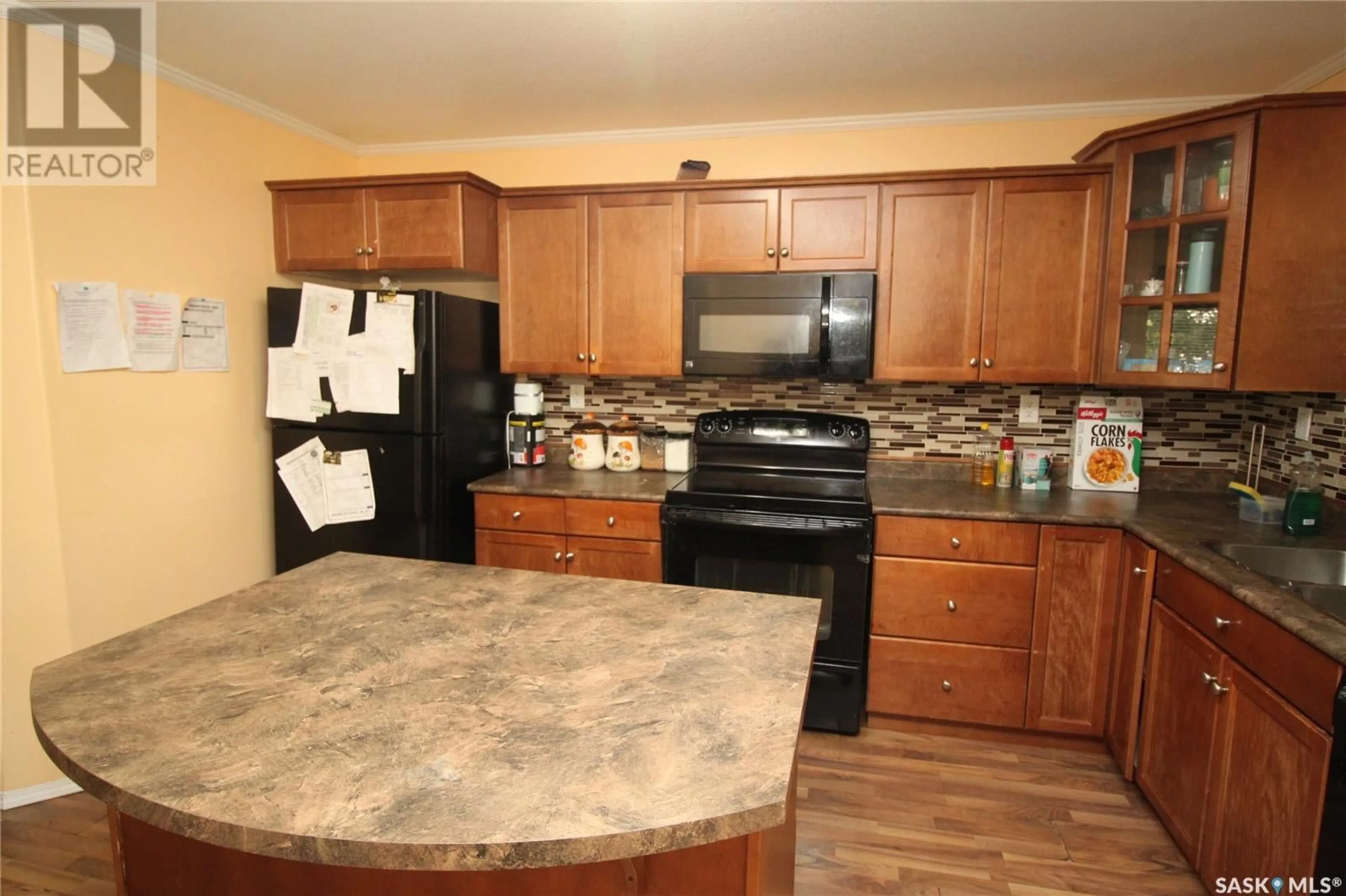 Standard kitchen, wood floors, cottage for 607 715 Hart ROAD, Saskatoon Saskatchewan S7M3Y7