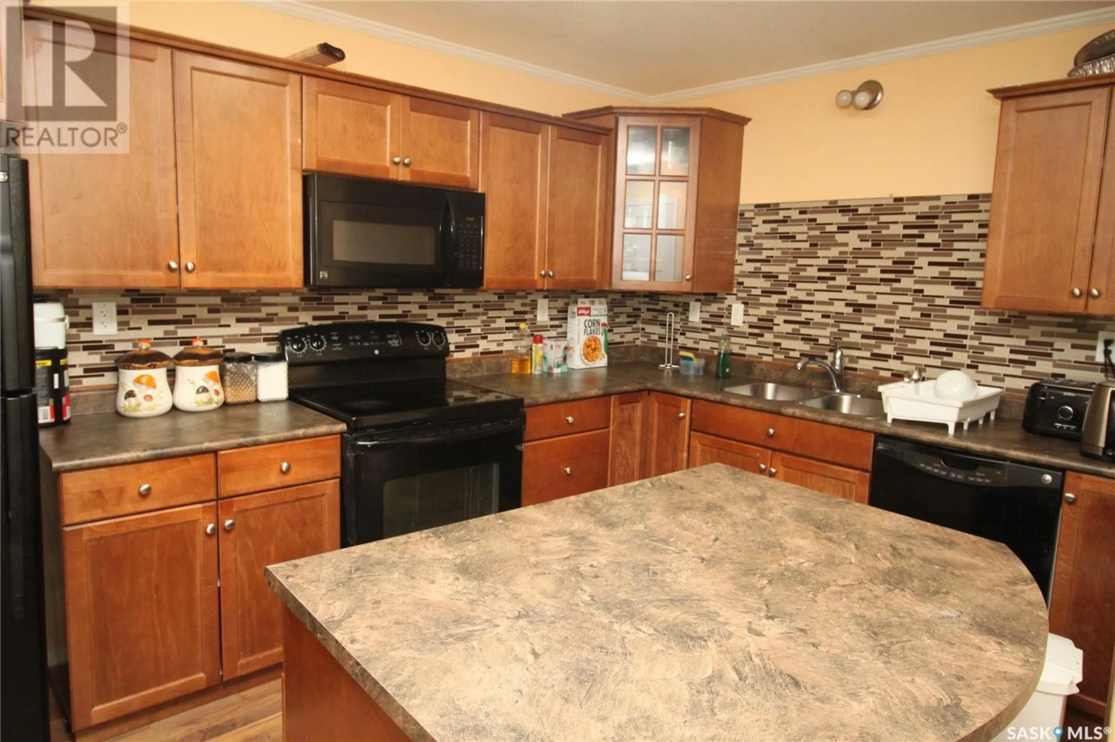 Standard kitchen, ceramic floors, cottage for 607 715 Hart ROAD, Saskatoon Saskatchewan S7M3Y7