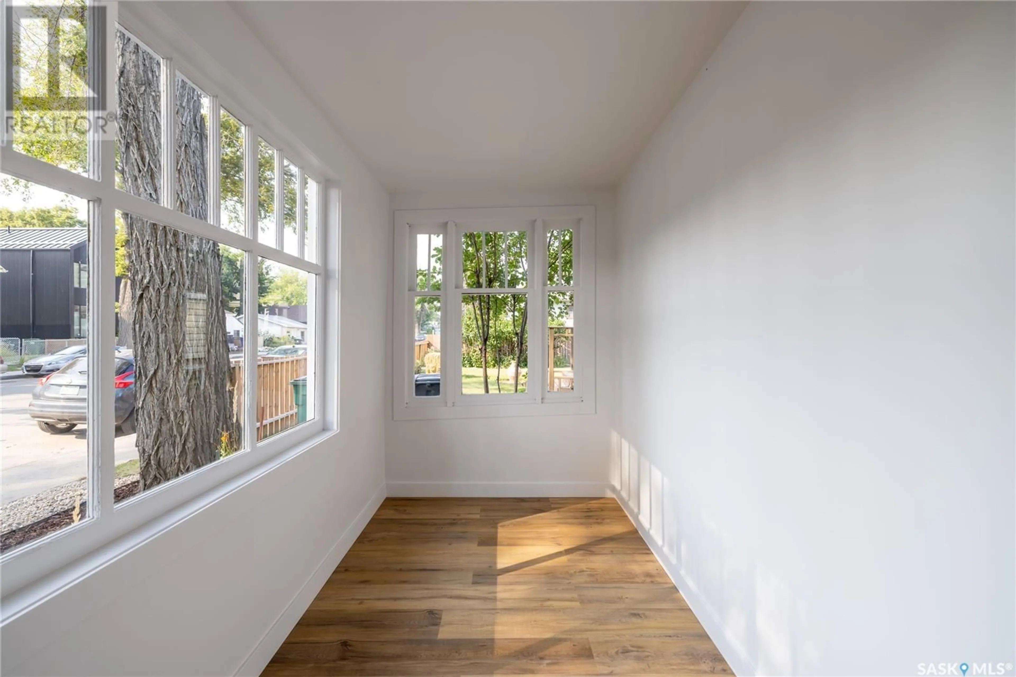 Indoor foyer, wood floors for 428 F AVENUE S, Saskatoon Saskatchewan S7M1T5