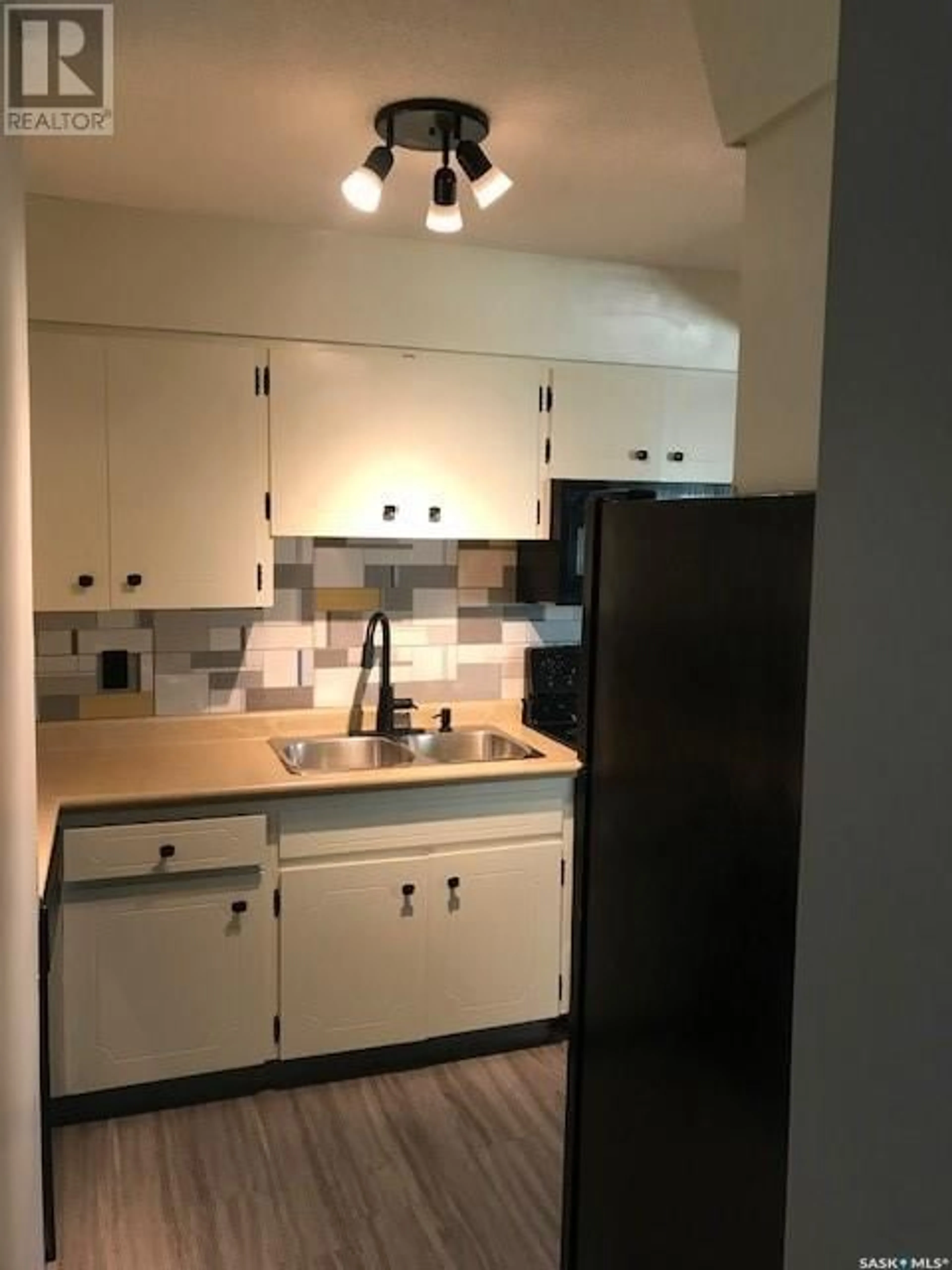 Standard kitchen for 213 McIntyre STREET, Regina Saskatchewan S4R2L7