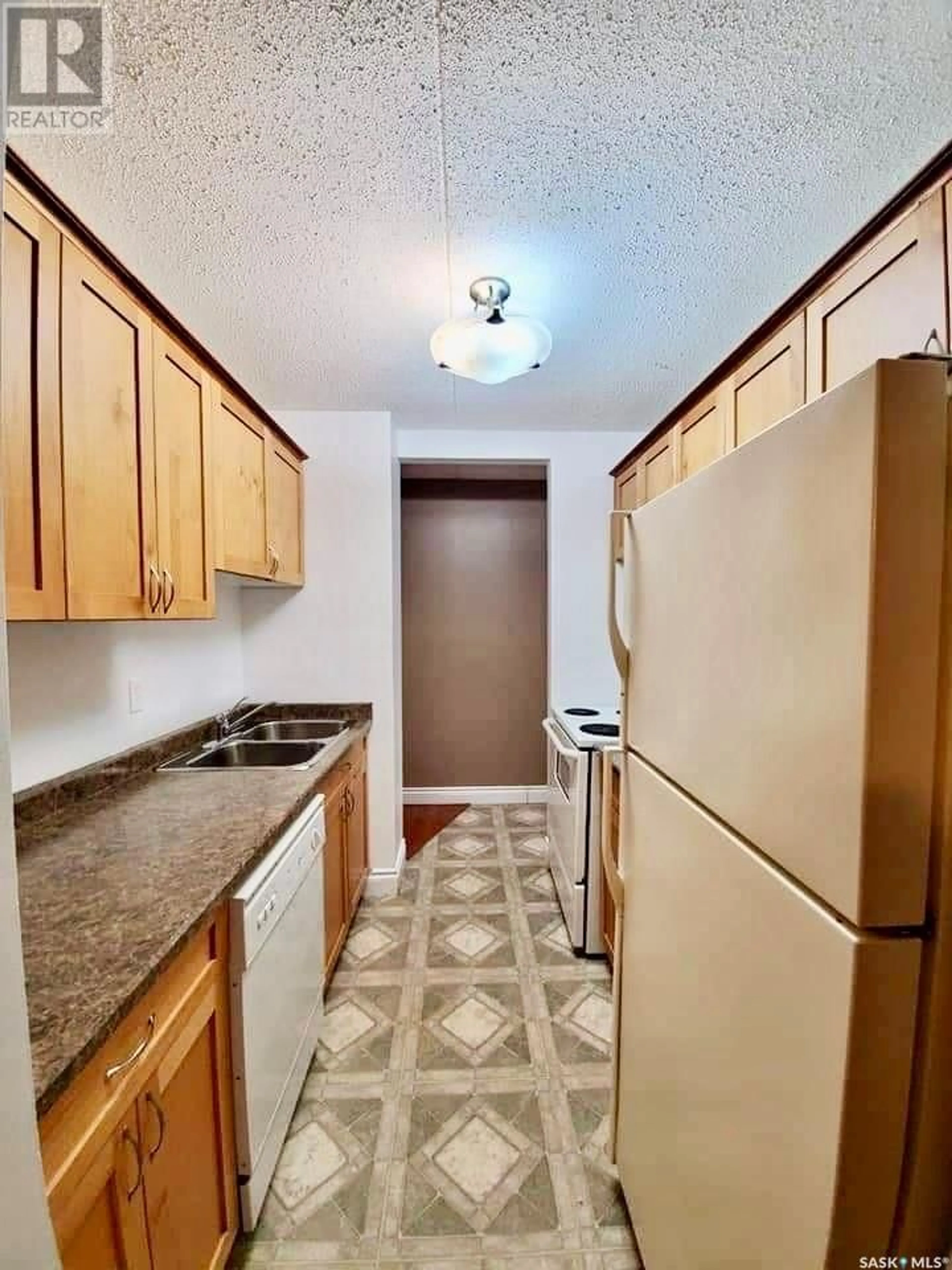 Standard kitchen, unknown floor for 12 47 Centennial STREET, Regina Saskatchewan S4S6P8