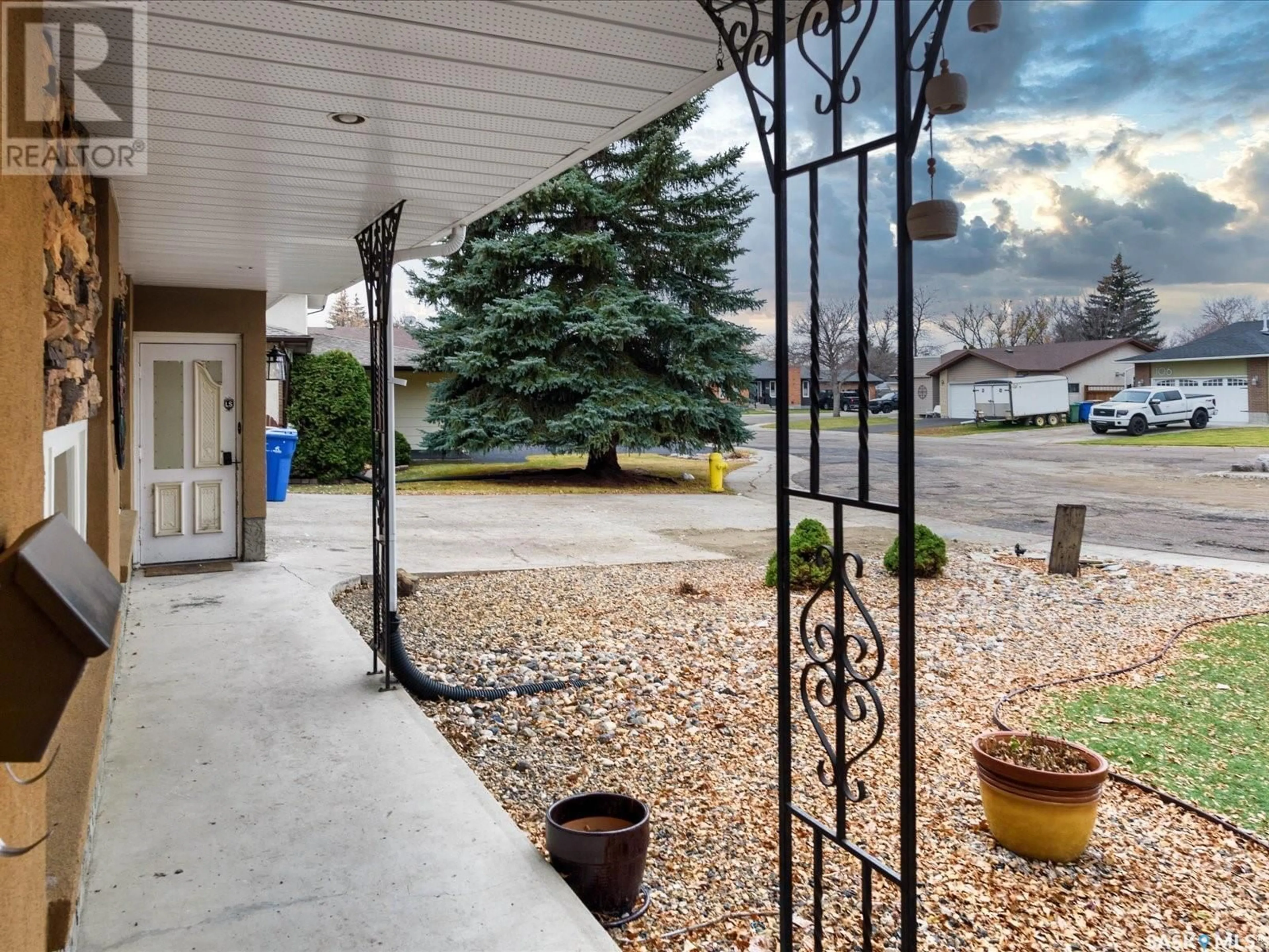 Indoor entryway, cement floor for 122 HAWKES BAY, Regina Saskatchewan S4X1C6