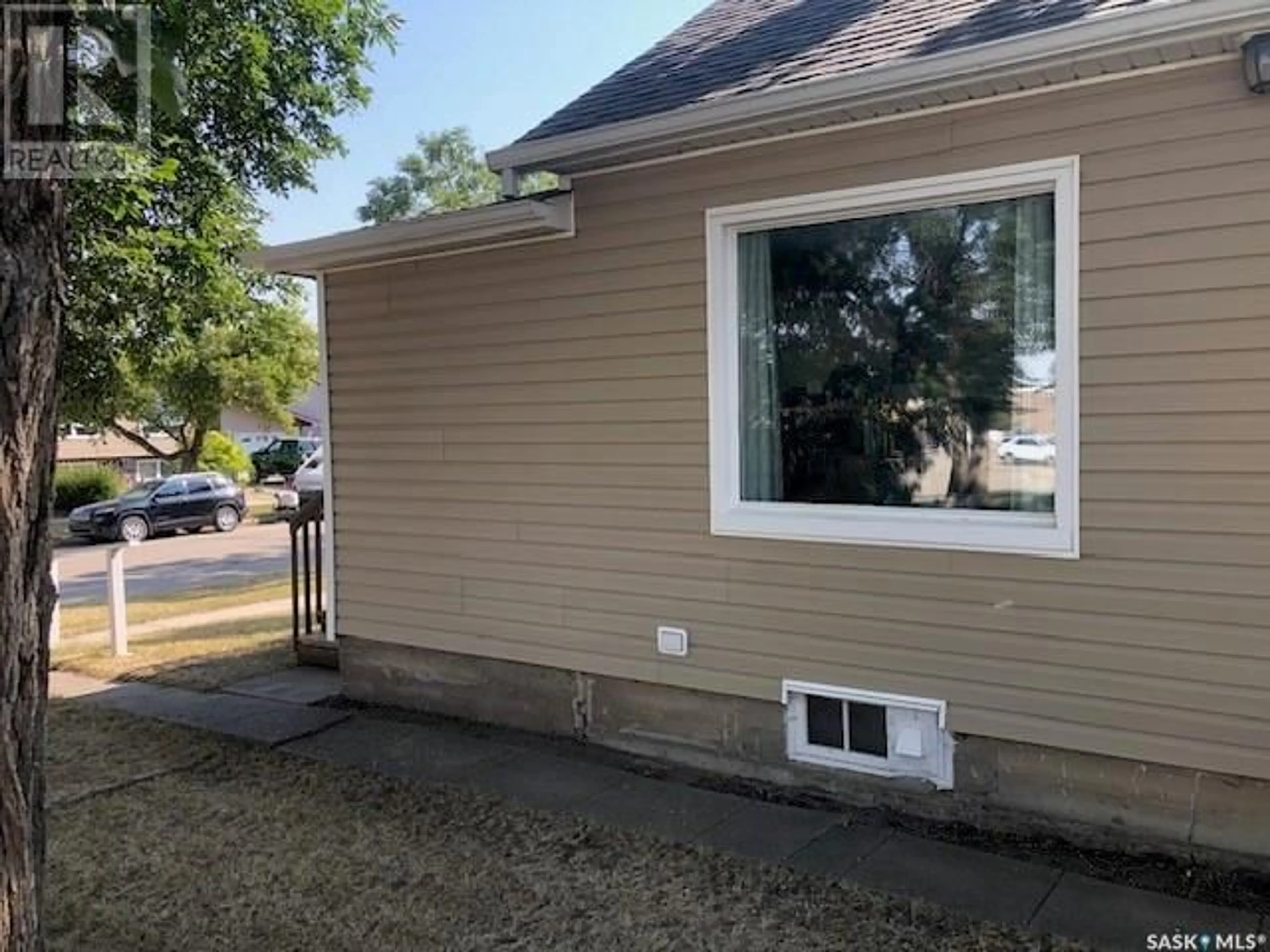 A pic from exterior of the house or condo, the front or back of building for 206 3rd AVENUE E, Assiniboia Saskatchewan S0H0B0