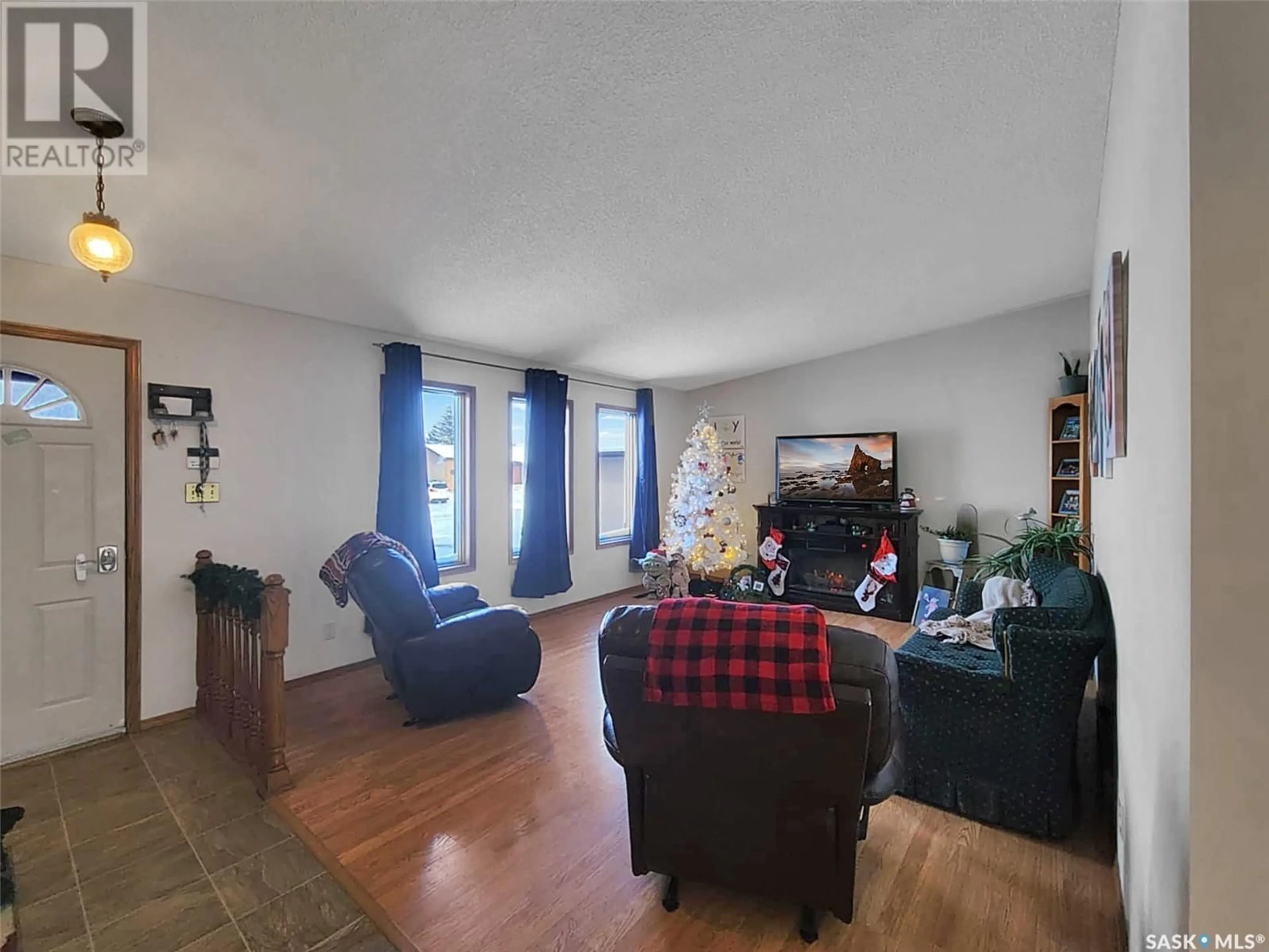 Living room, wood floors for 78 Sunset DRIVE S, Yorkton Saskatchewan S3N3X9