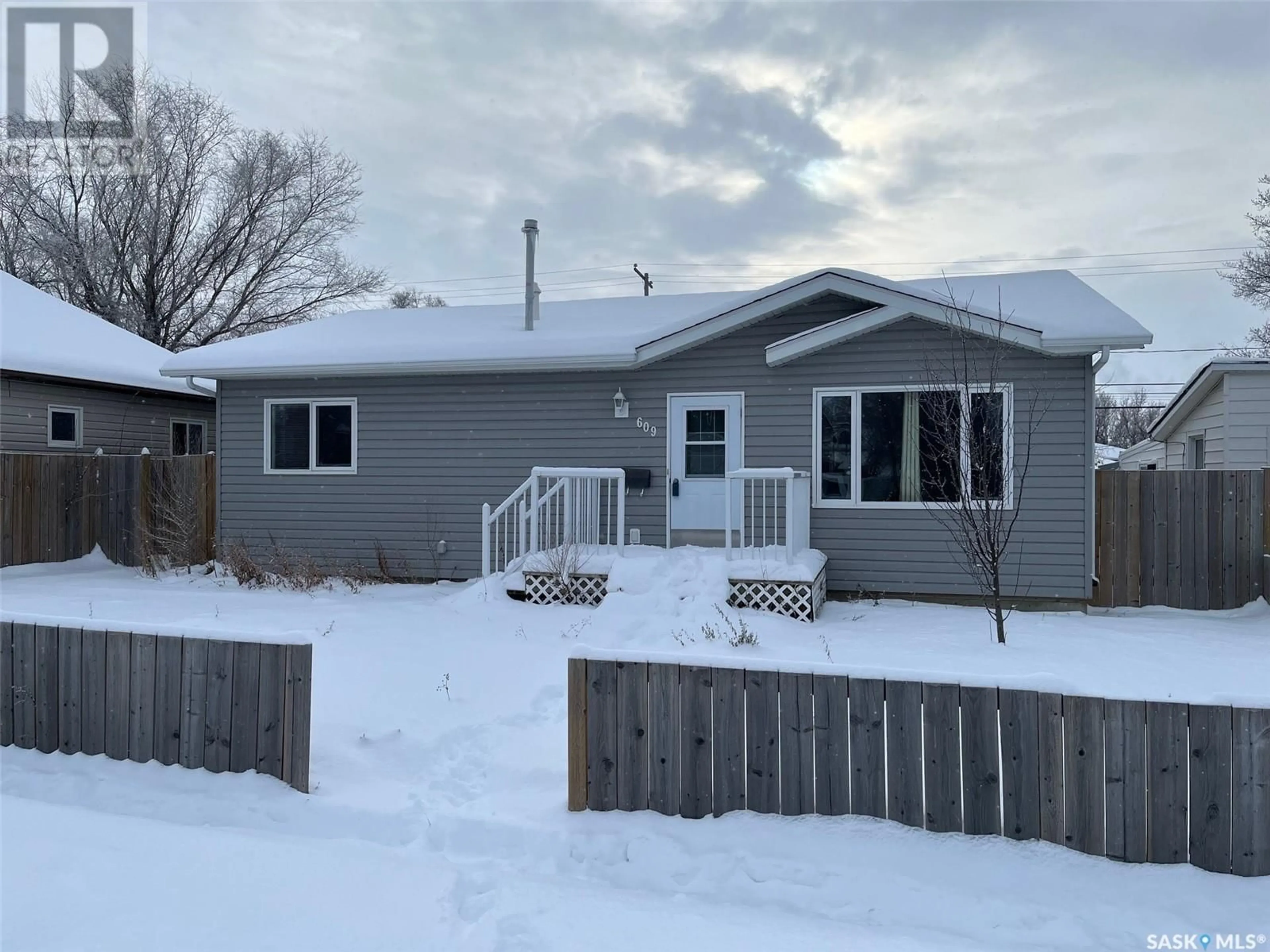 Frontside or backside of a home, cottage for 609 Ominica STREET E, Moose Jaw Saskatchewan S6H0H4