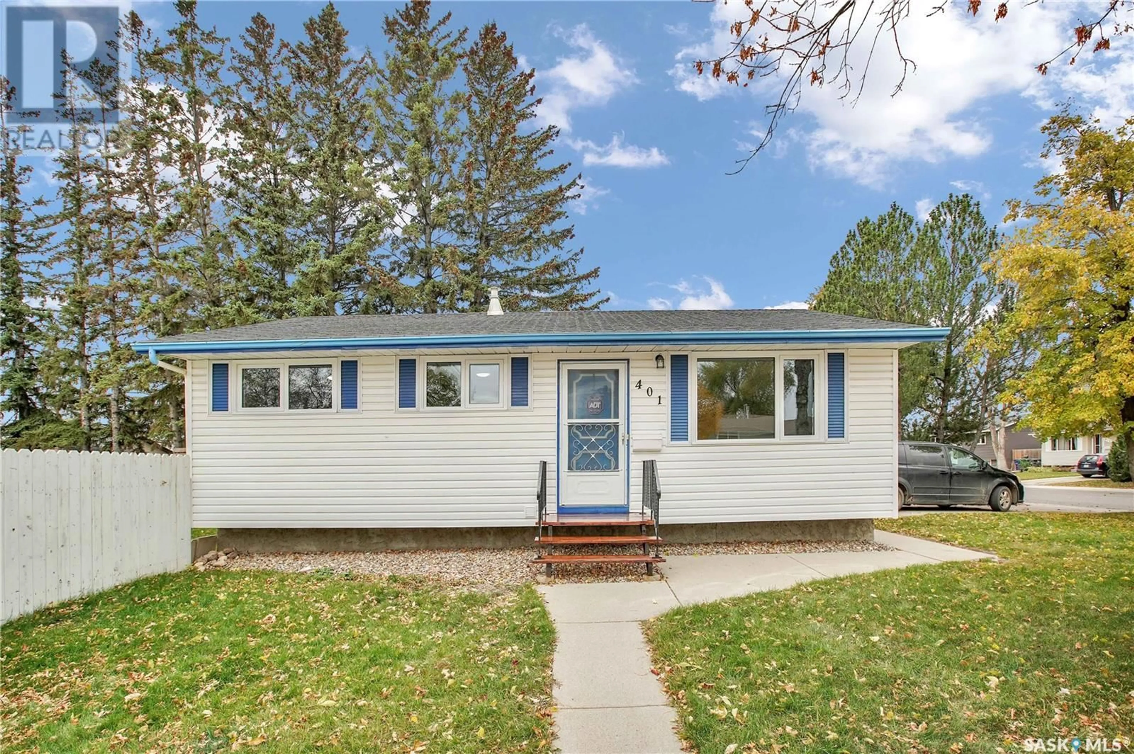 A pic from exterior of the house or condo, cottage for 401 St Laurent CRESCENT, Saskatoon Saskatchewan S7L4X3