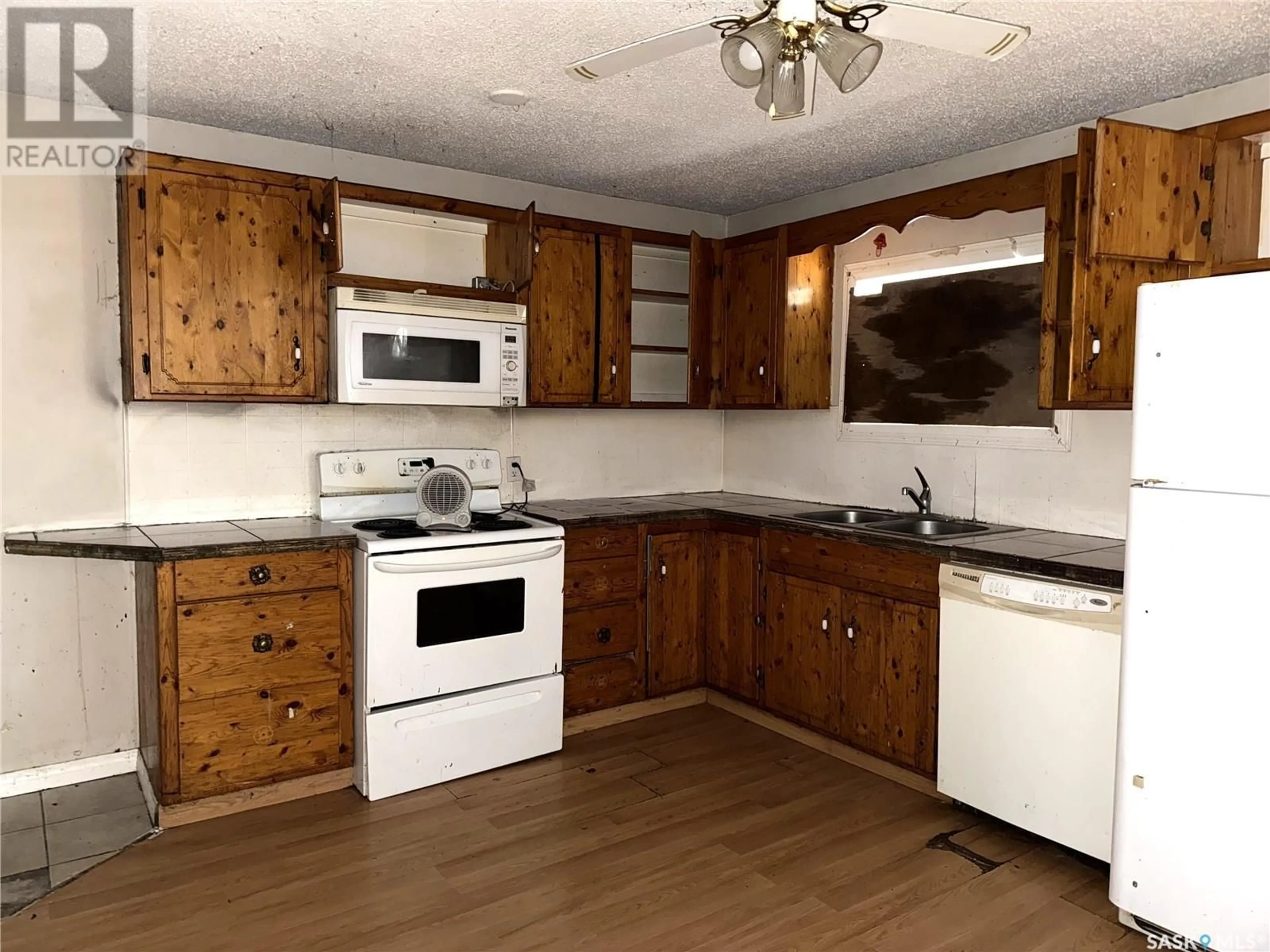 Standard kitchen, wood floors, cottage for 714 3rd STREET E, Meadow Lake Saskatchewan S9X1H6