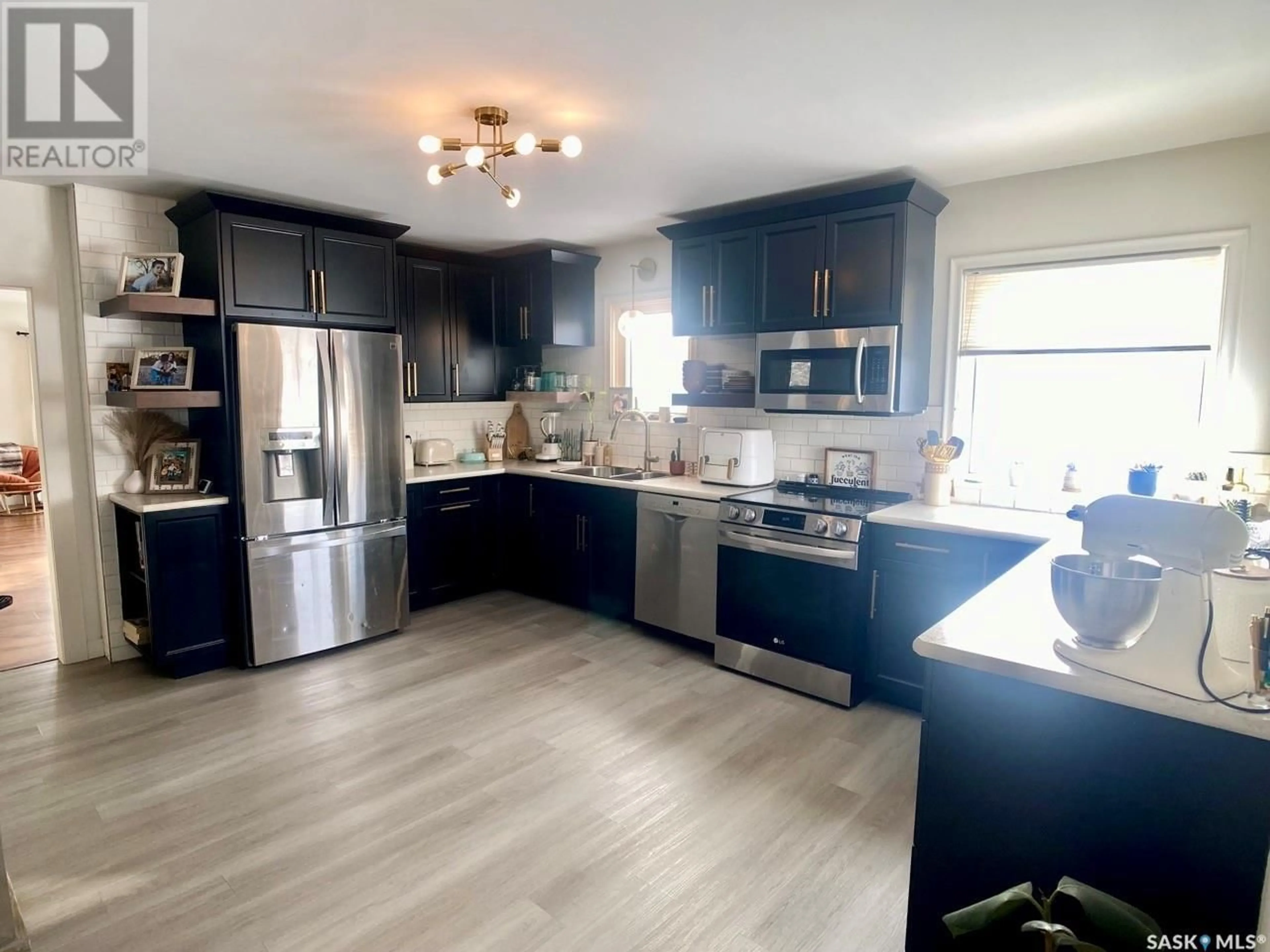 Open concept kitchen for 16 Woodhams AVENUE, Fillmore Saskatchewan S0G1N0