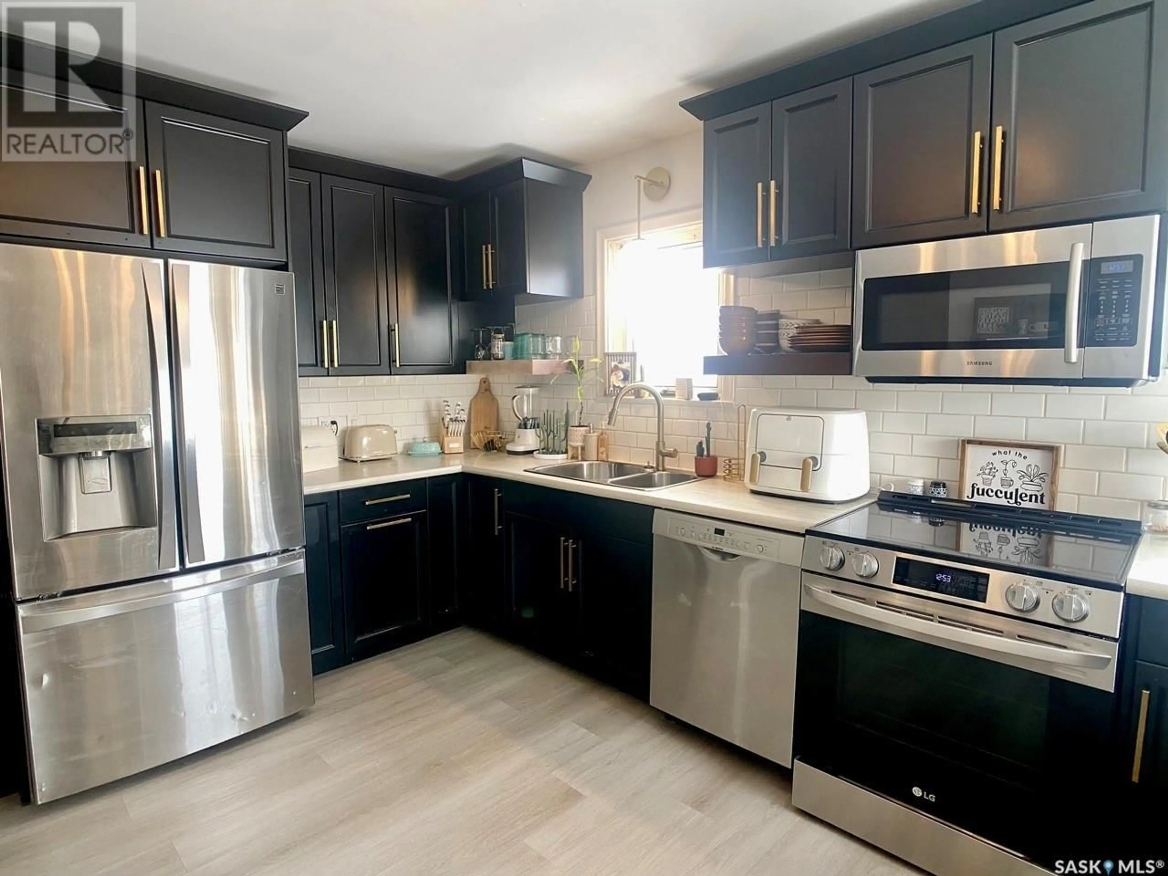 Open concept kitchen for 16 Woodhams AVENUE, Fillmore Saskatchewan S0G1N0