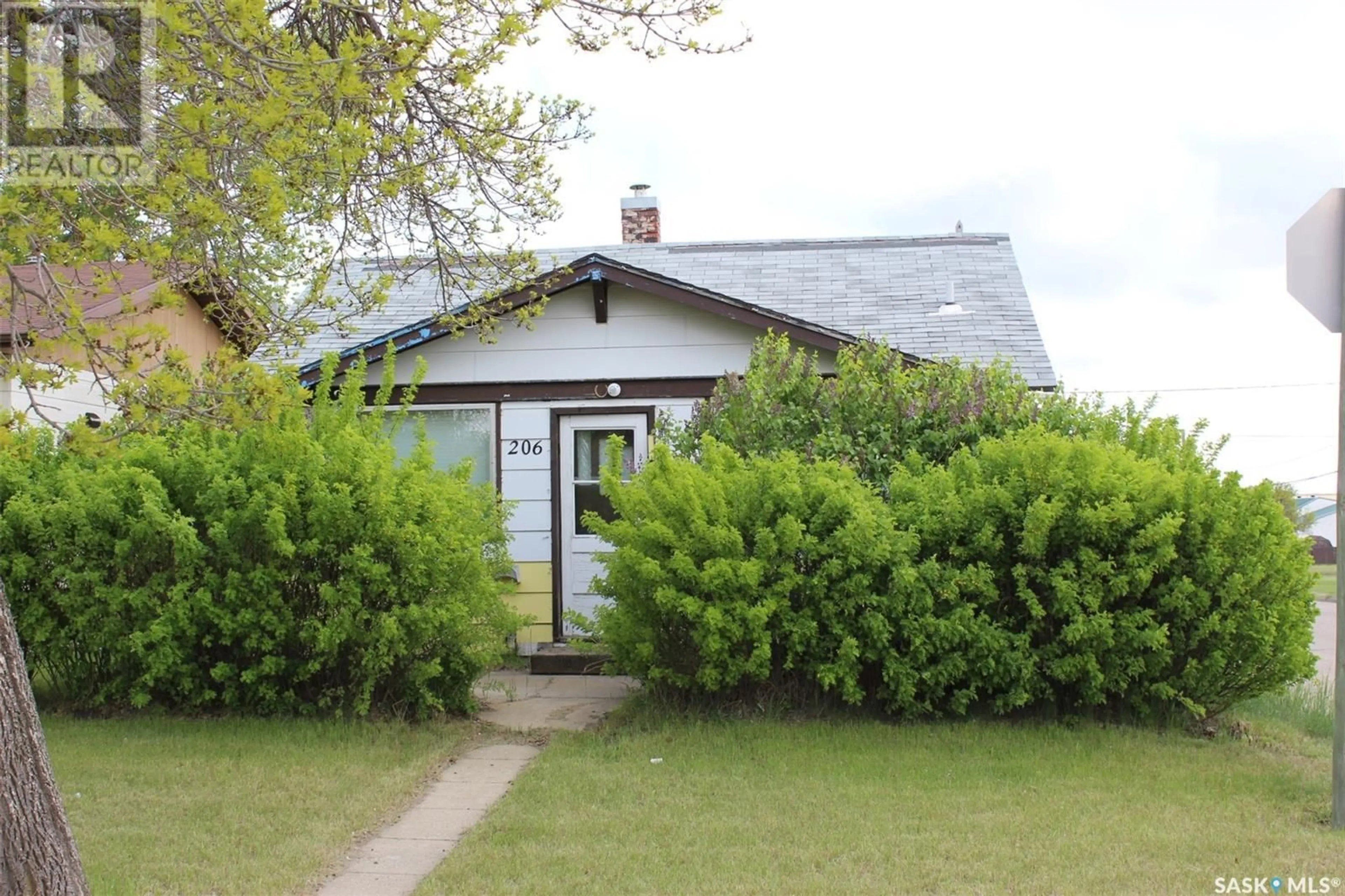 Frontside or backside of a home, cottage for 206 3rd AVENUE E, Shaunavon Saskatchewan S0N2M0