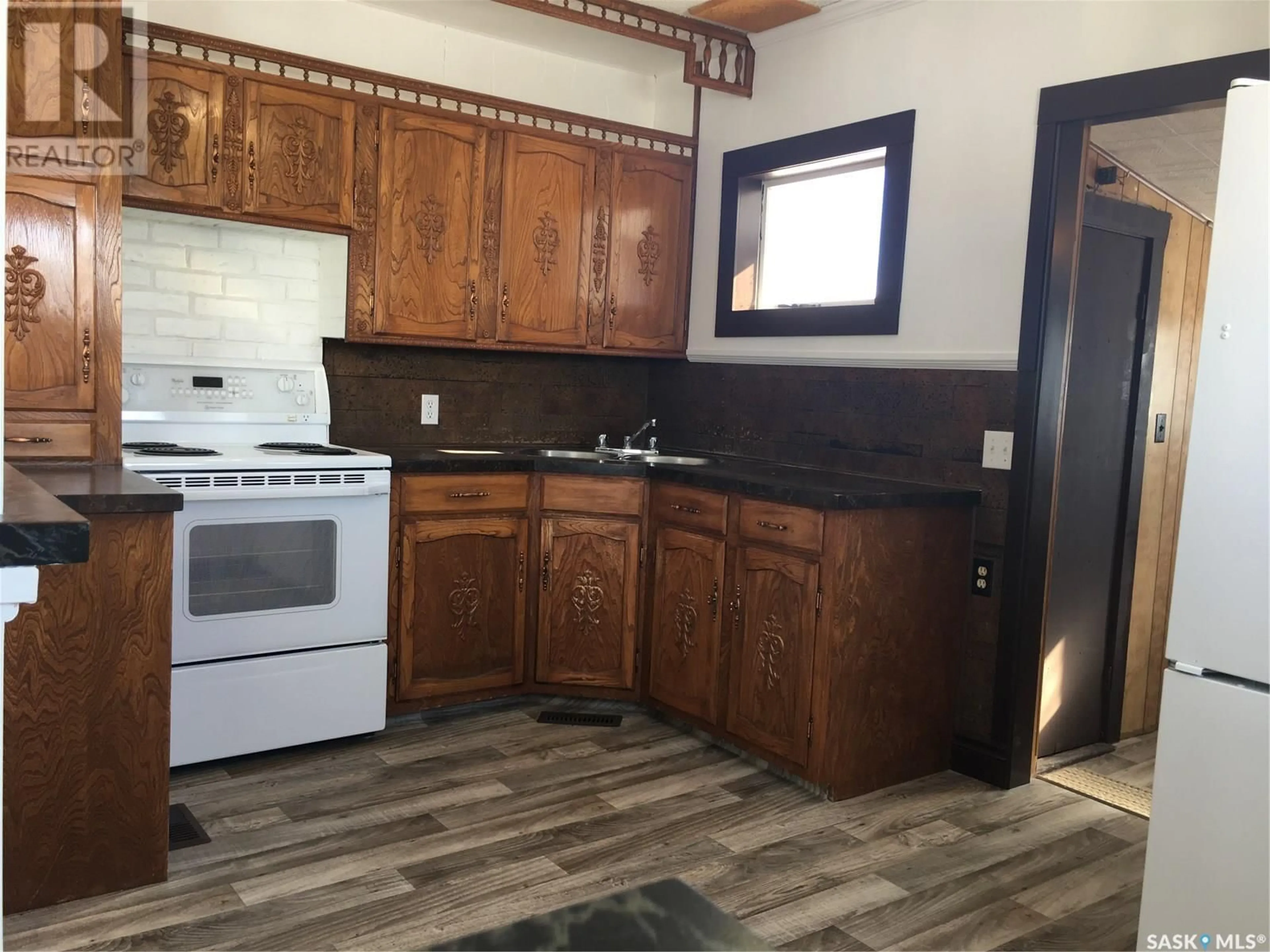 Standard kitchen, wood floors, cottage for 206 3rd AVENUE E, Shaunavon Saskatchewan S0N2M0