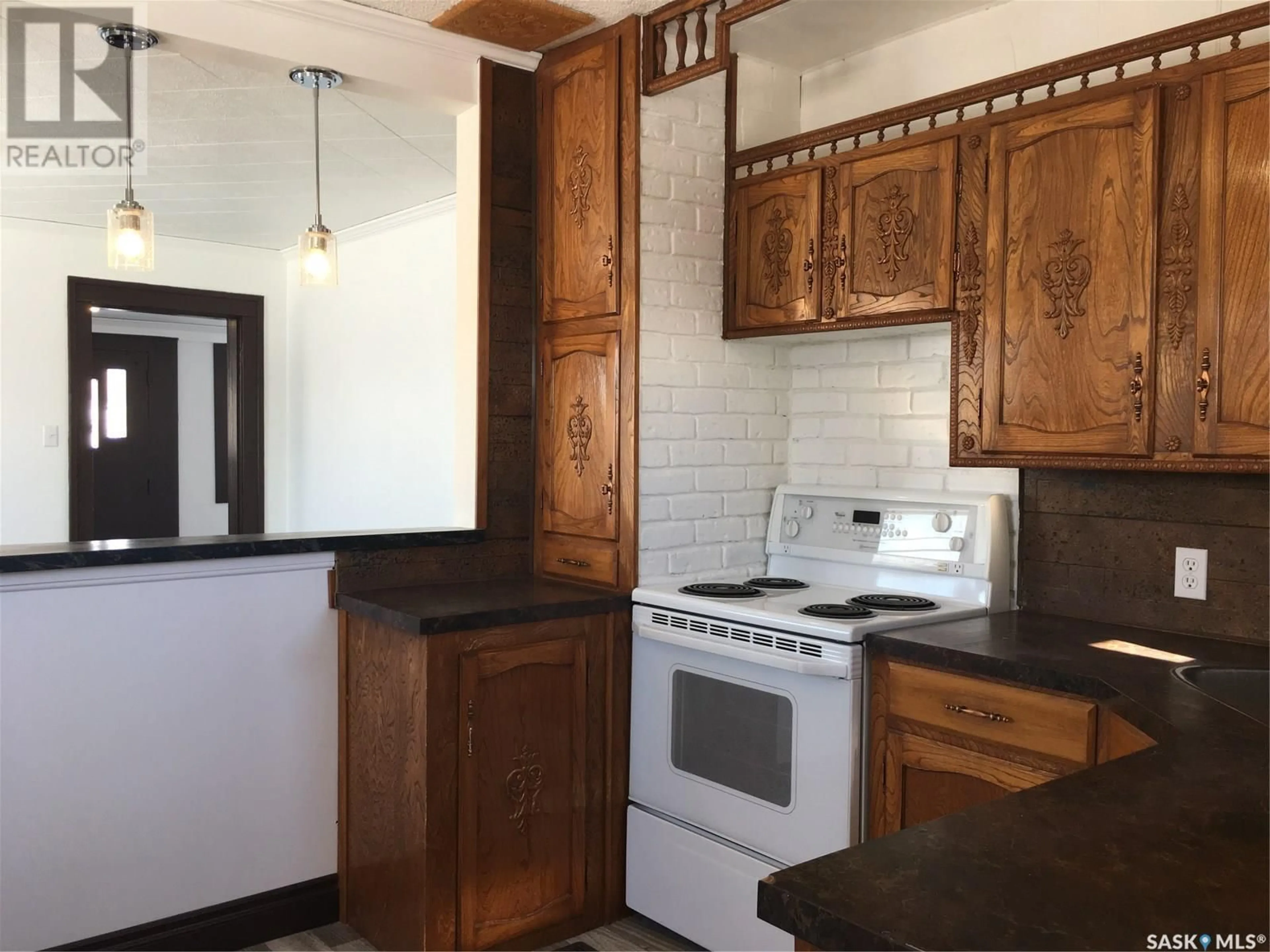 Kitchen, wood floors, cottage for 206 3rd AVENUE E, Shaunavon Saskatchewan S0N2M0