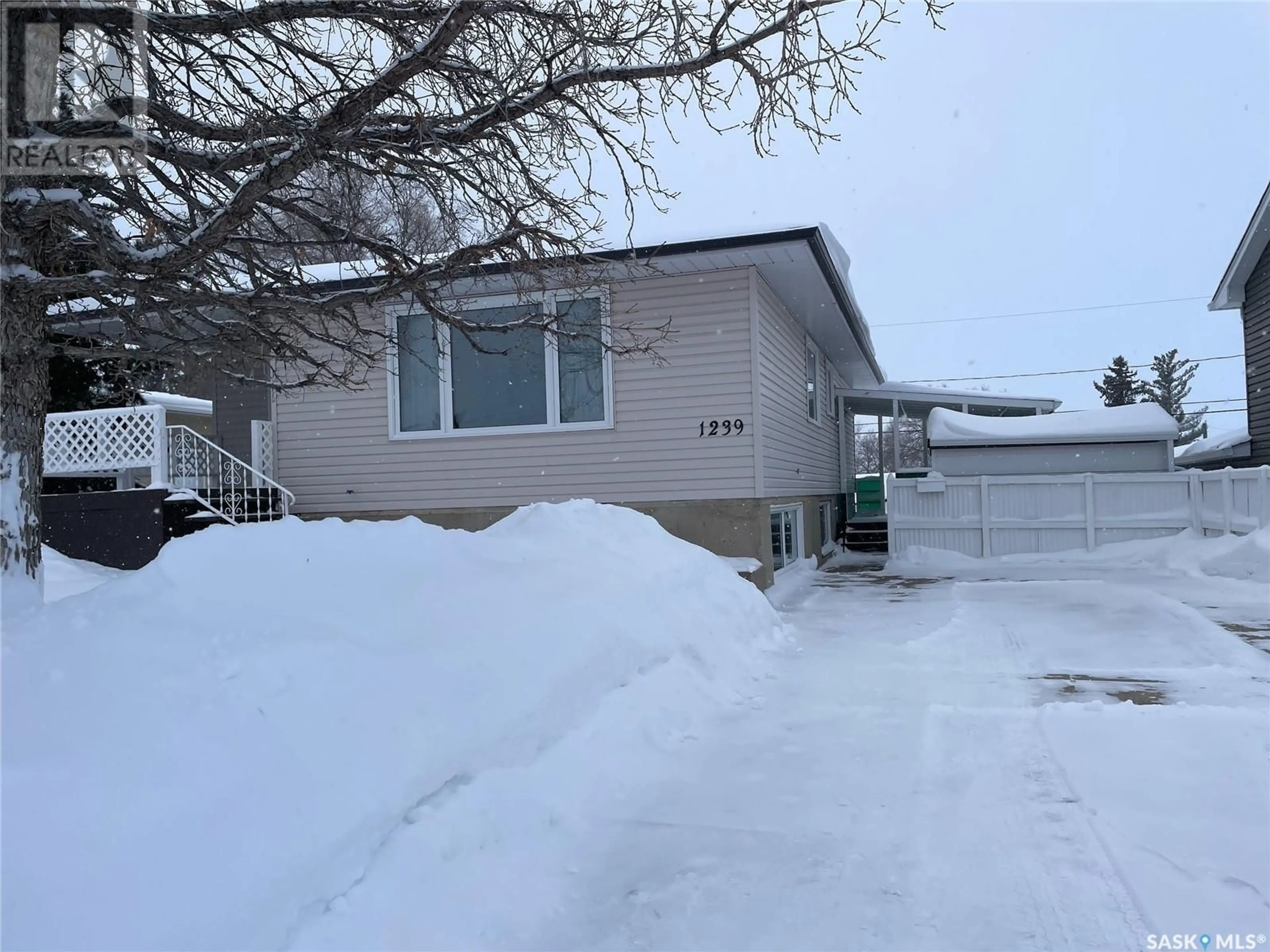 Frontside or backside of a home, the street view for 1239 Hochelaga STREET W, Moose Jaw Saskatchewan S6H2J5