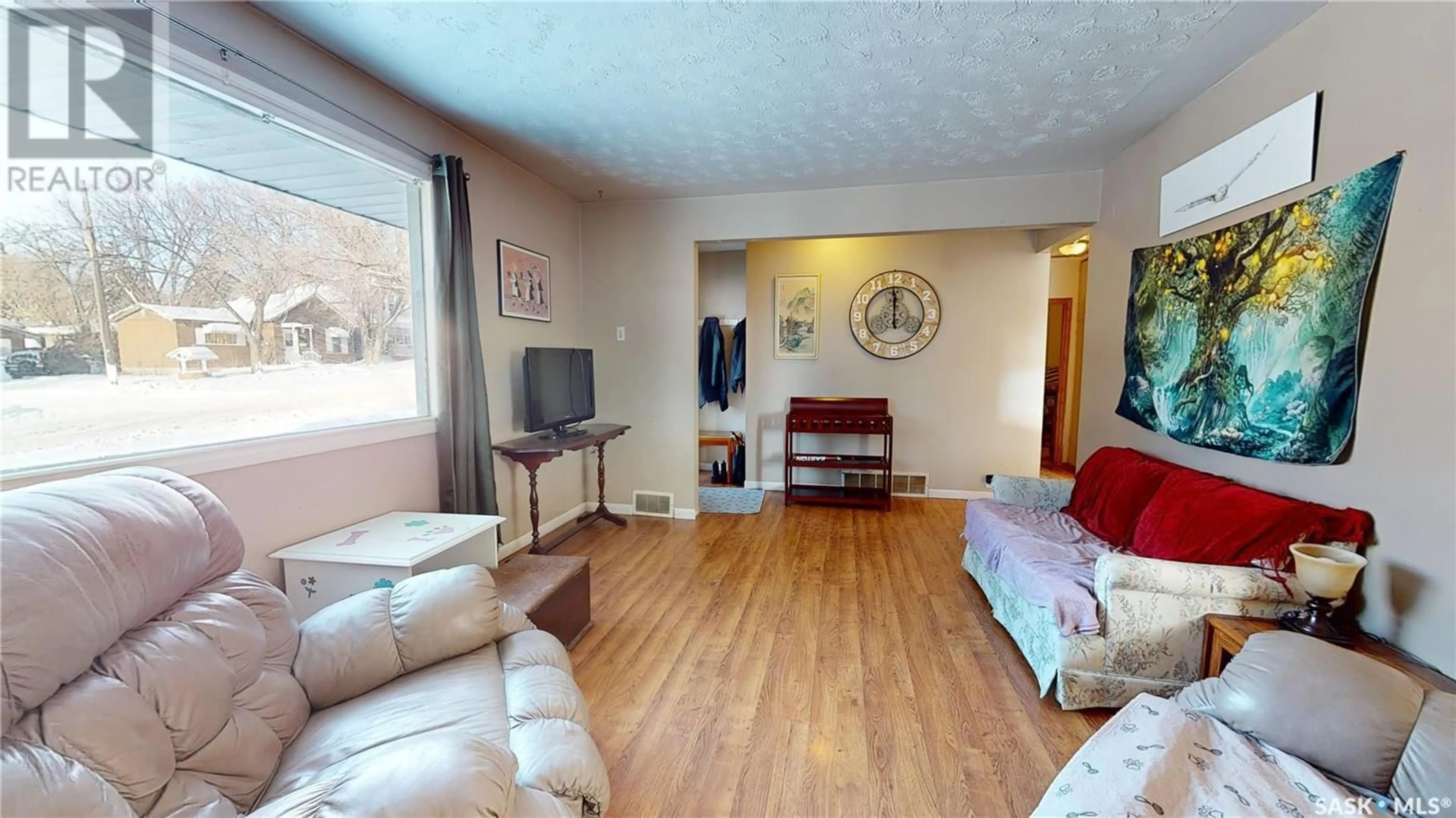 Living room, wood floors for 821 5th AVENUE NW, Moose Jaw Saskatchewan S6H3Y3