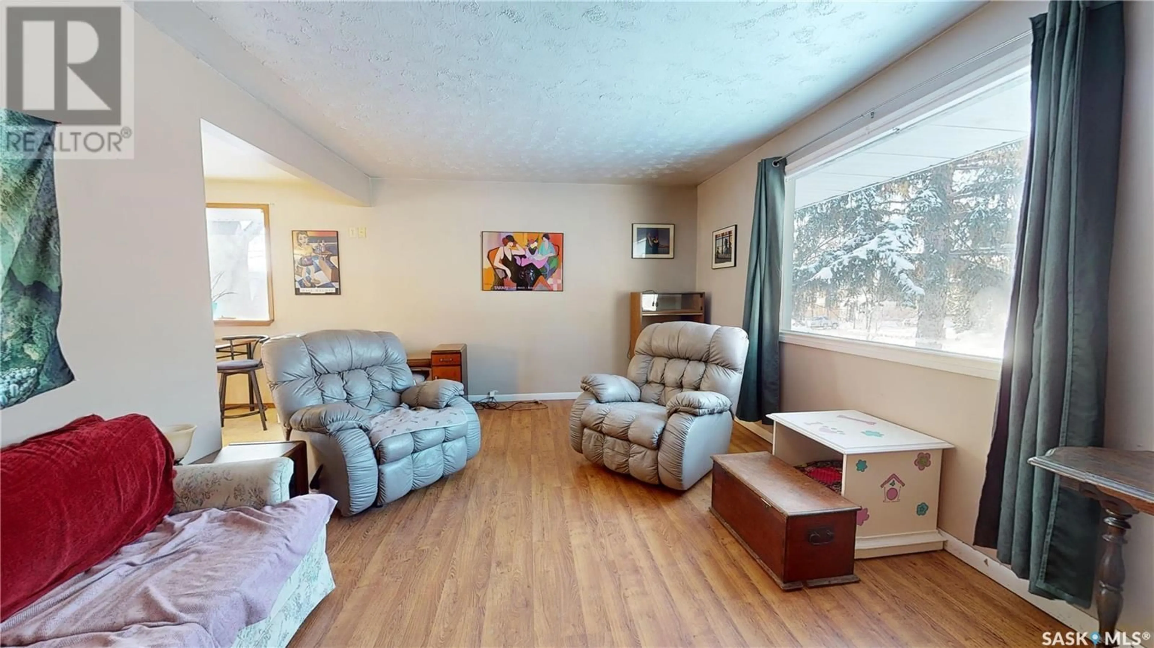 Living room, wood floors for 821 5th AVENUE NW, Moose Jaw Saskatchewan S6H3Y3