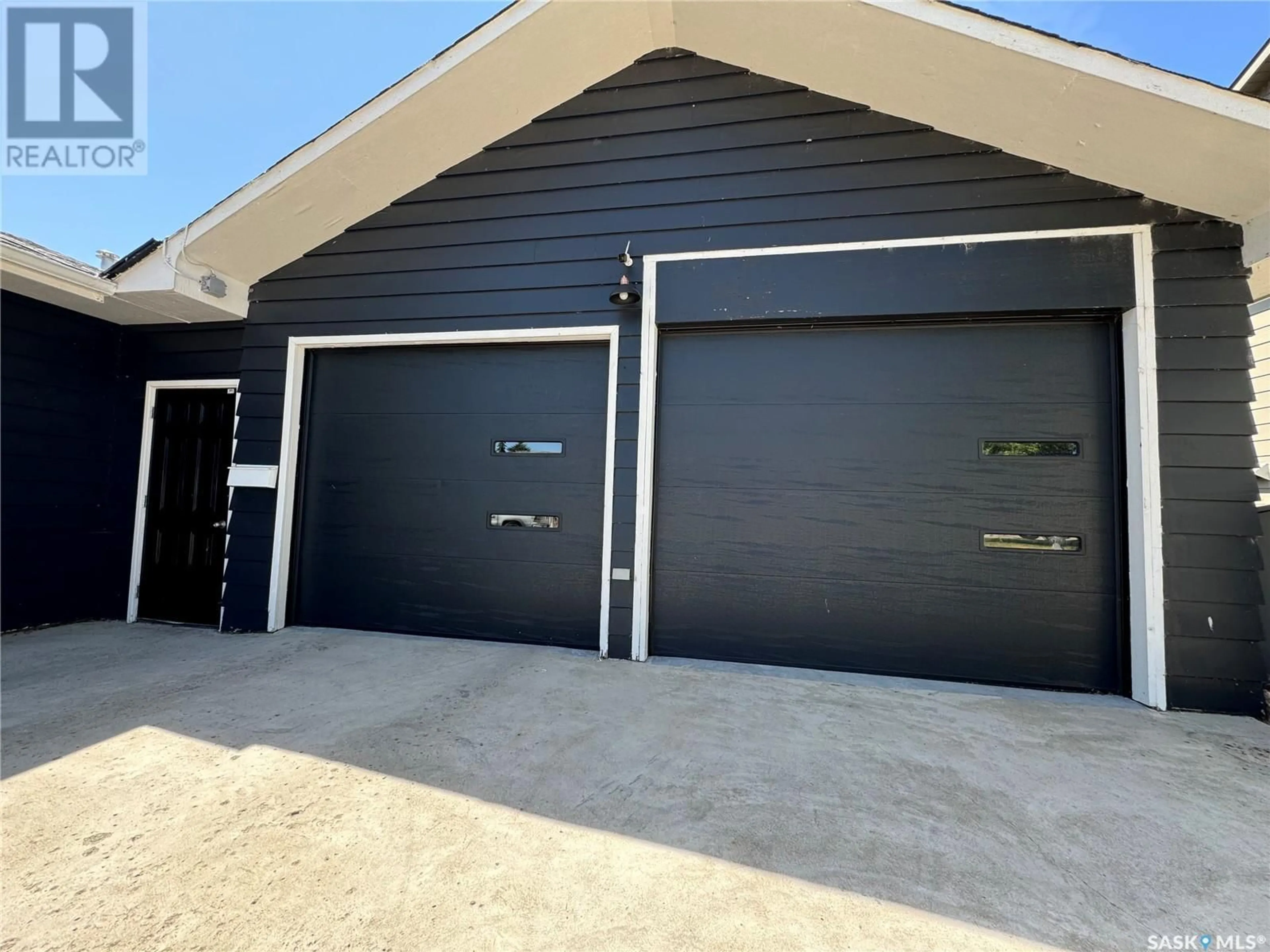 Indoor garage, cement floor for 212 Taylor AVENUE, Springside Saskatchewan S0A3V0