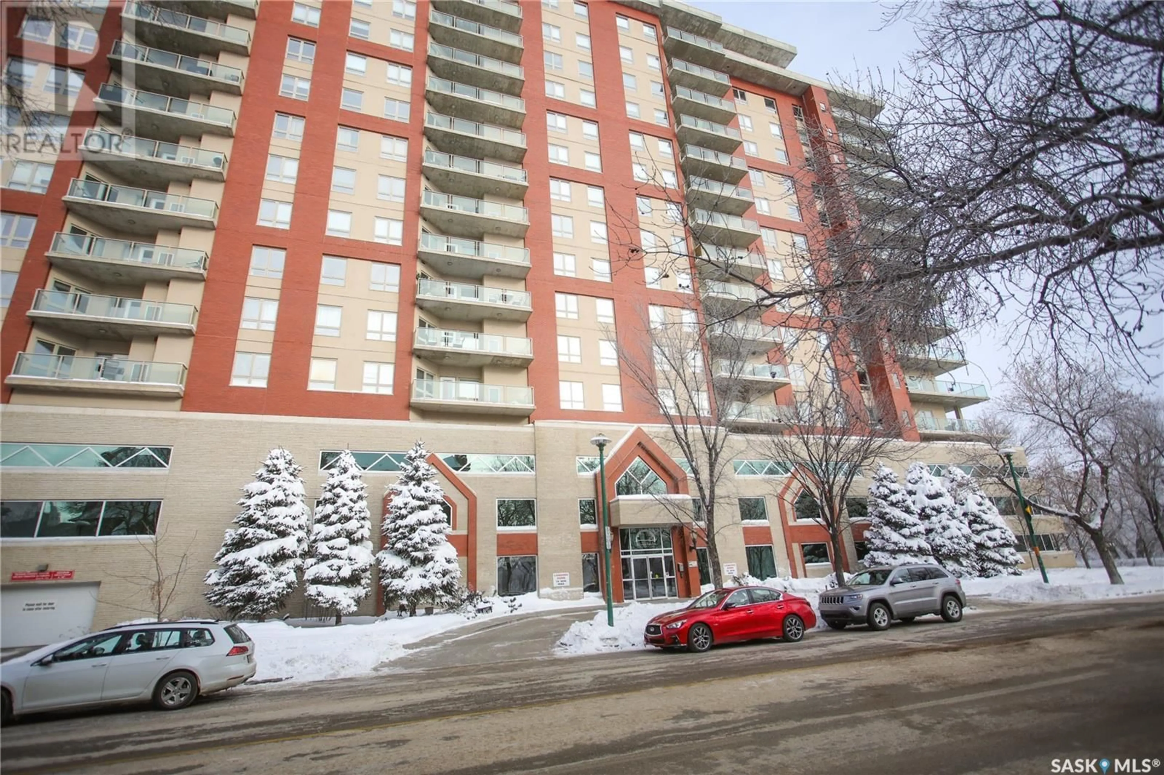 A pic from exterior of the house or condo, the front or back of building for 1001 902 Spadina CRESCENT E, Saskatoon Saskatchewan S7K0G8