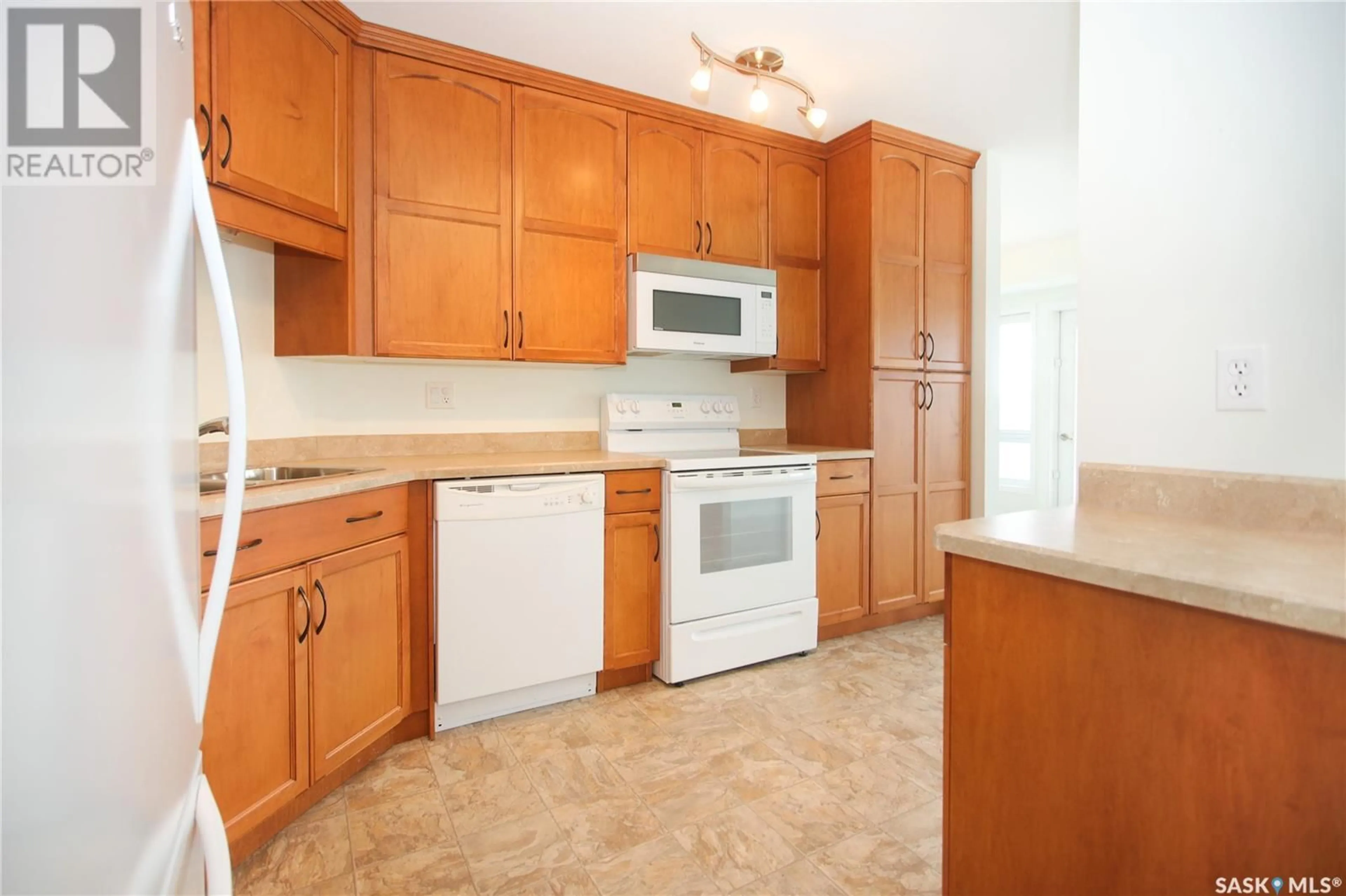 Standard kitchen, wood floors, cottage for 1001 902 Spadina CRESCENT E, Saskatoon Saskatchewan S7K0G8