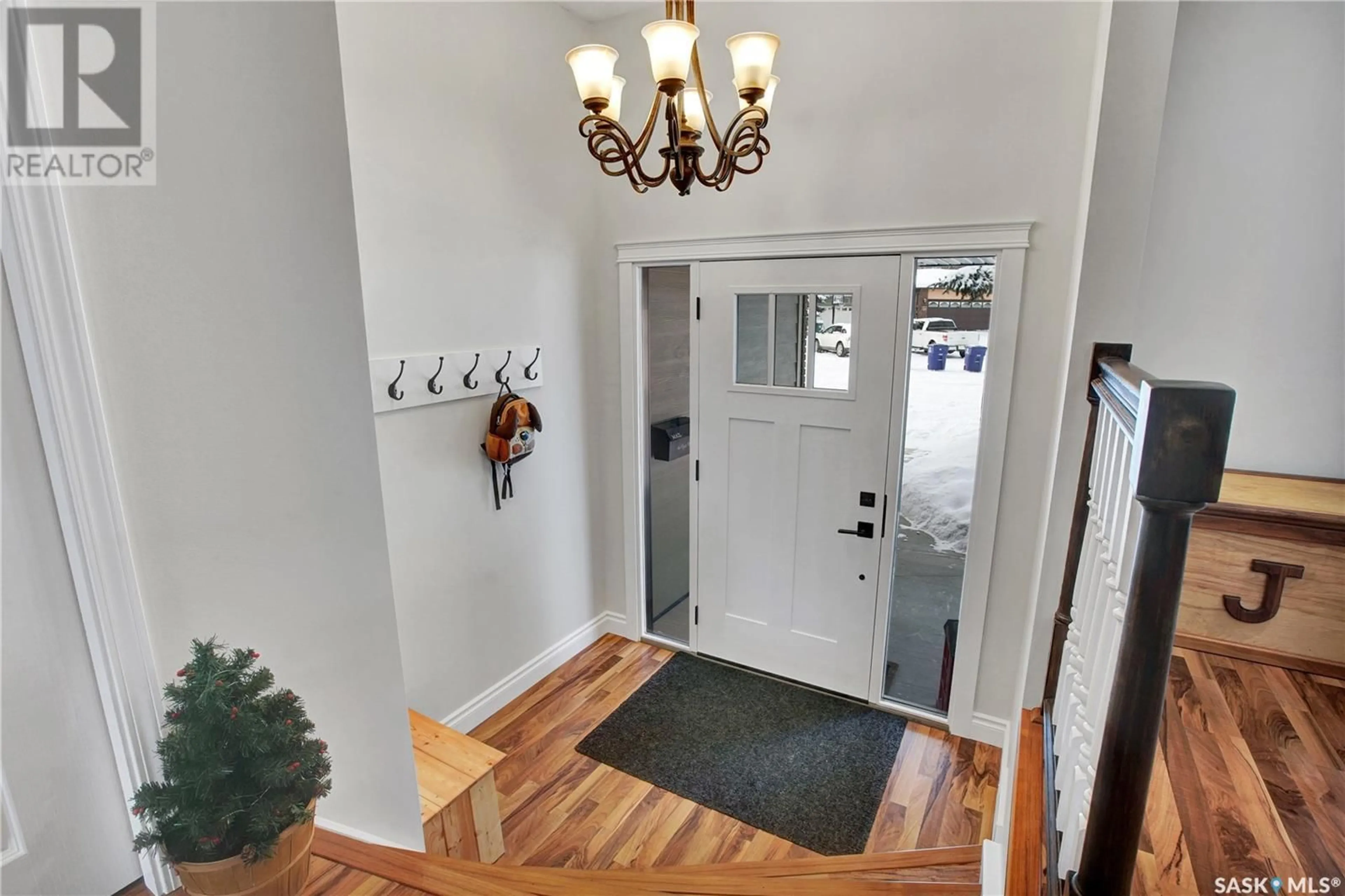 Indoor entryway, wood floors for 105 Kingsmere COURT, Saskatoon Saskatchewan S7J3V6