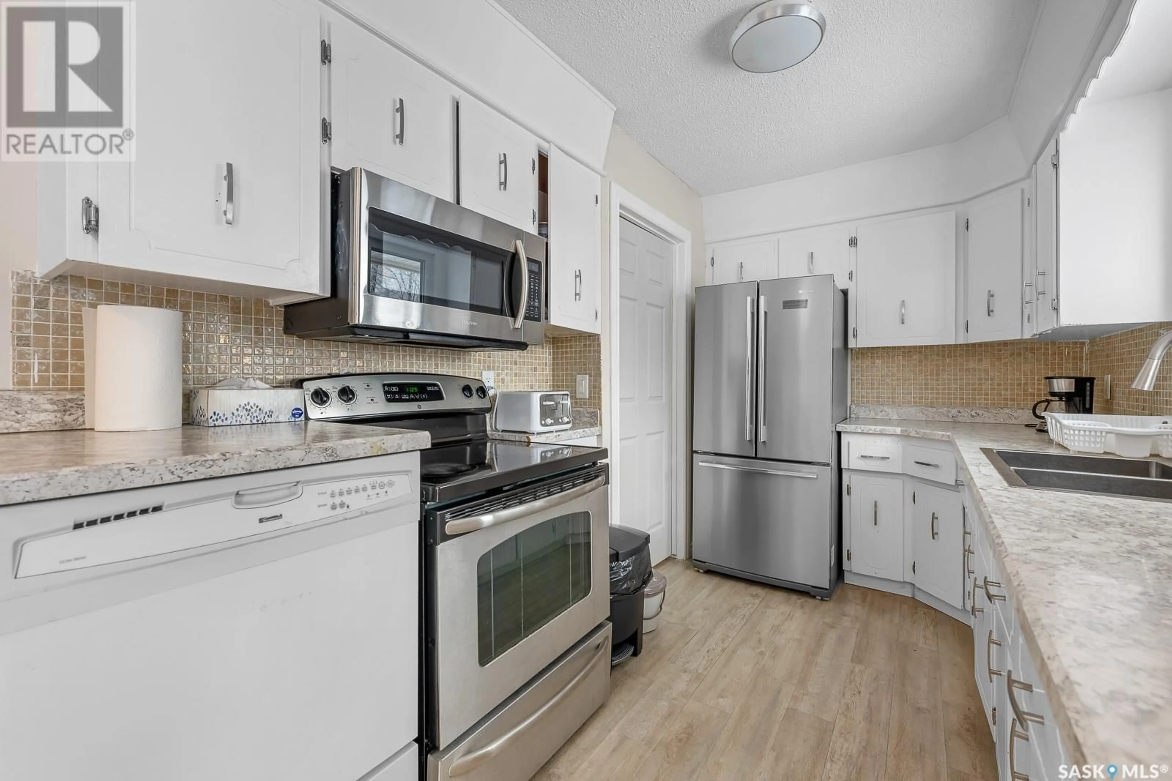 Standard kitchen, wood floors, cottage for 35 Hawkes AVENUE, Regina Saskatchewan S4X1B3