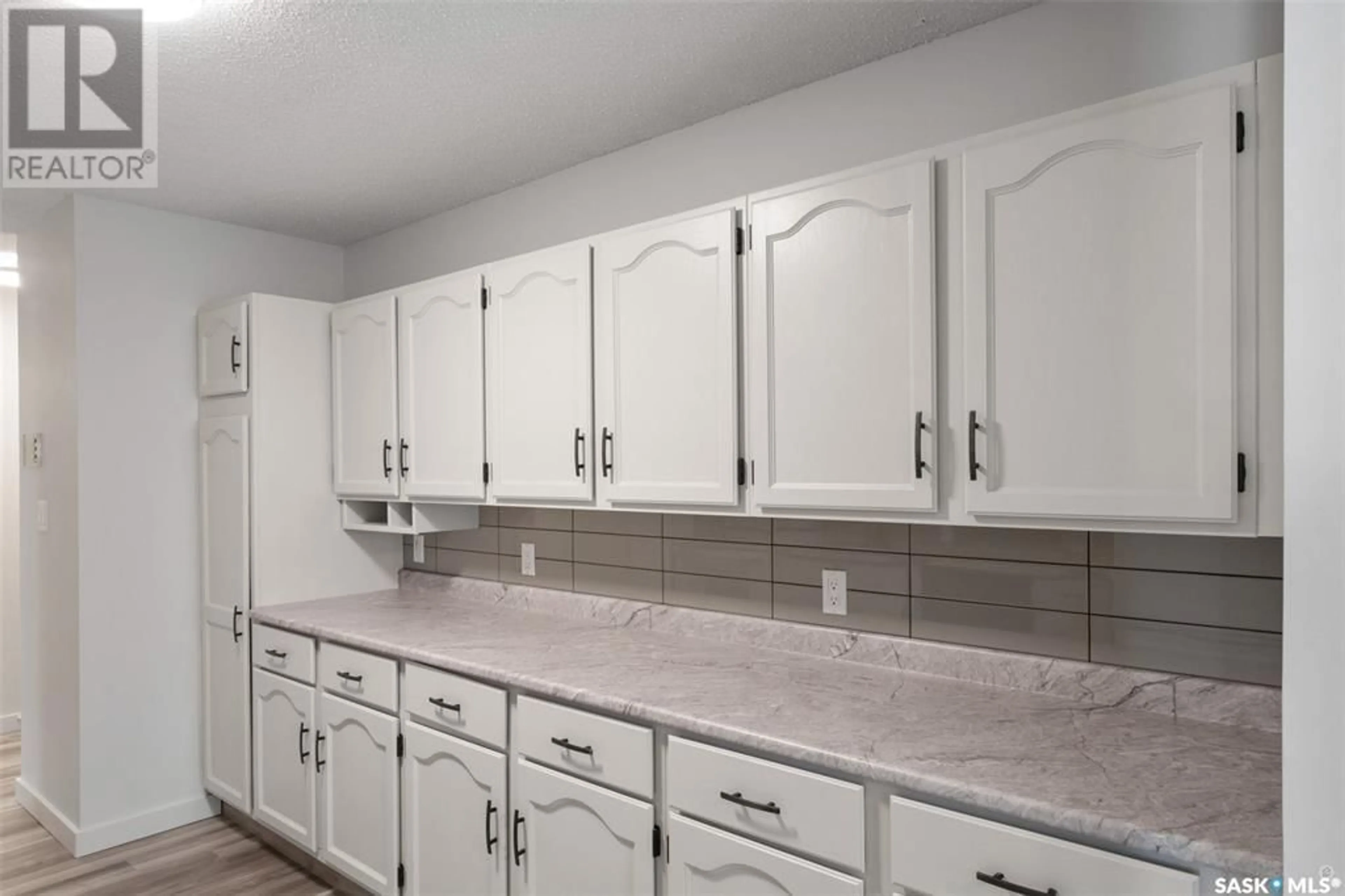 Standard kitchen, ceramic floors, mountain for 206 66 19th STREET W, Prince Albert Saskatchewan S6V7T6