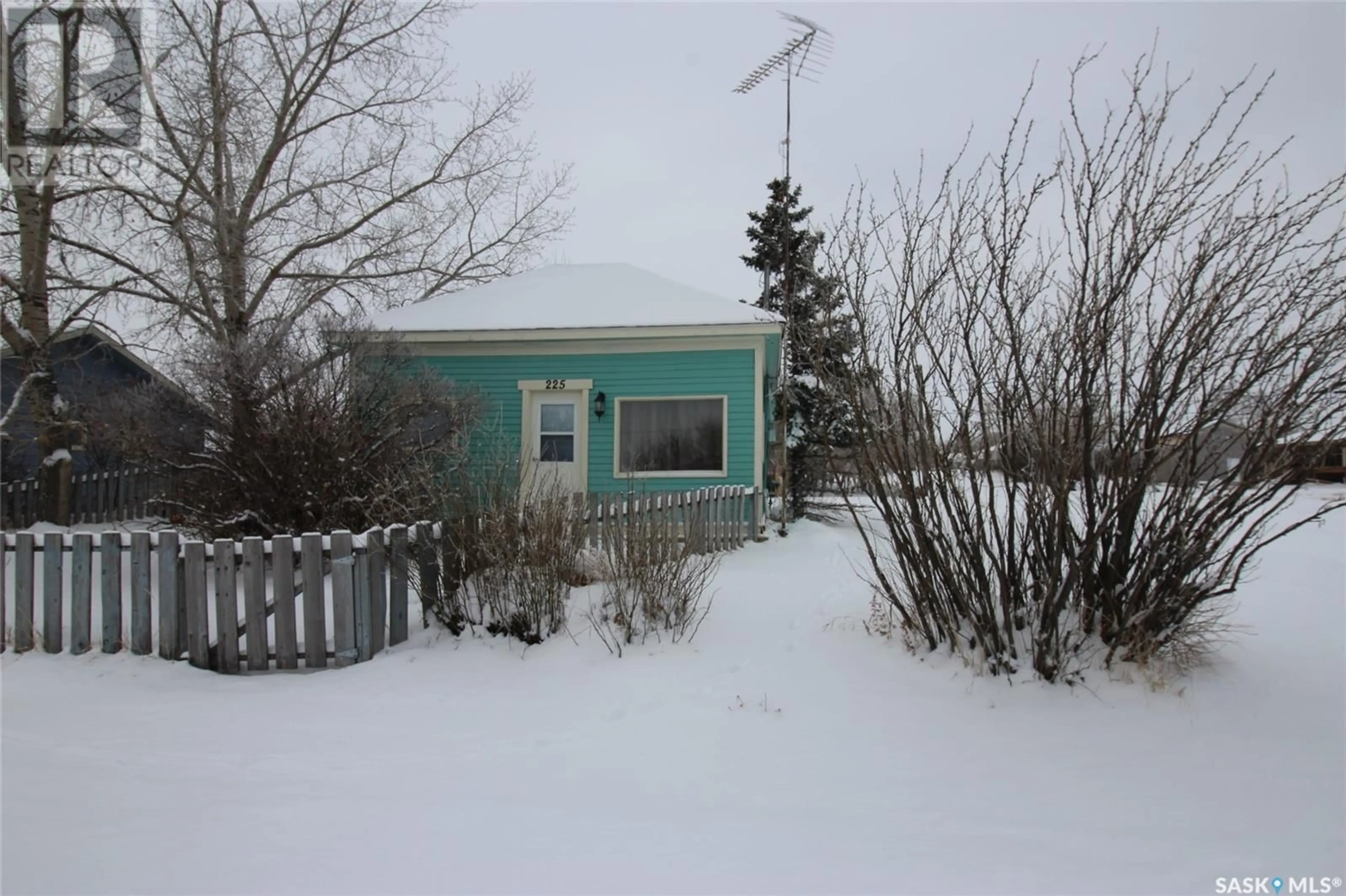 A pic from exterior of the house or condo, cottage for 225 1st AVENUE W, Frontier Saskatchewan S0N0W0