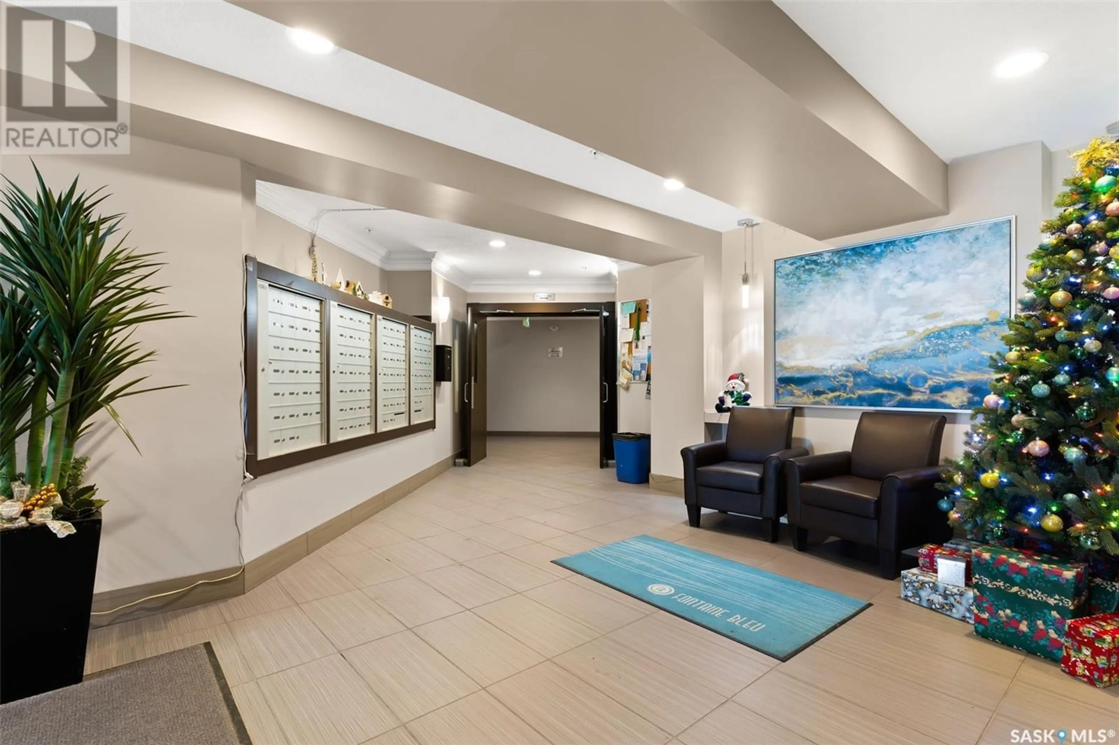 Indoor lobby for 213 5303 Universal CRESCENT, Regina Saskatchewan S4W0L1