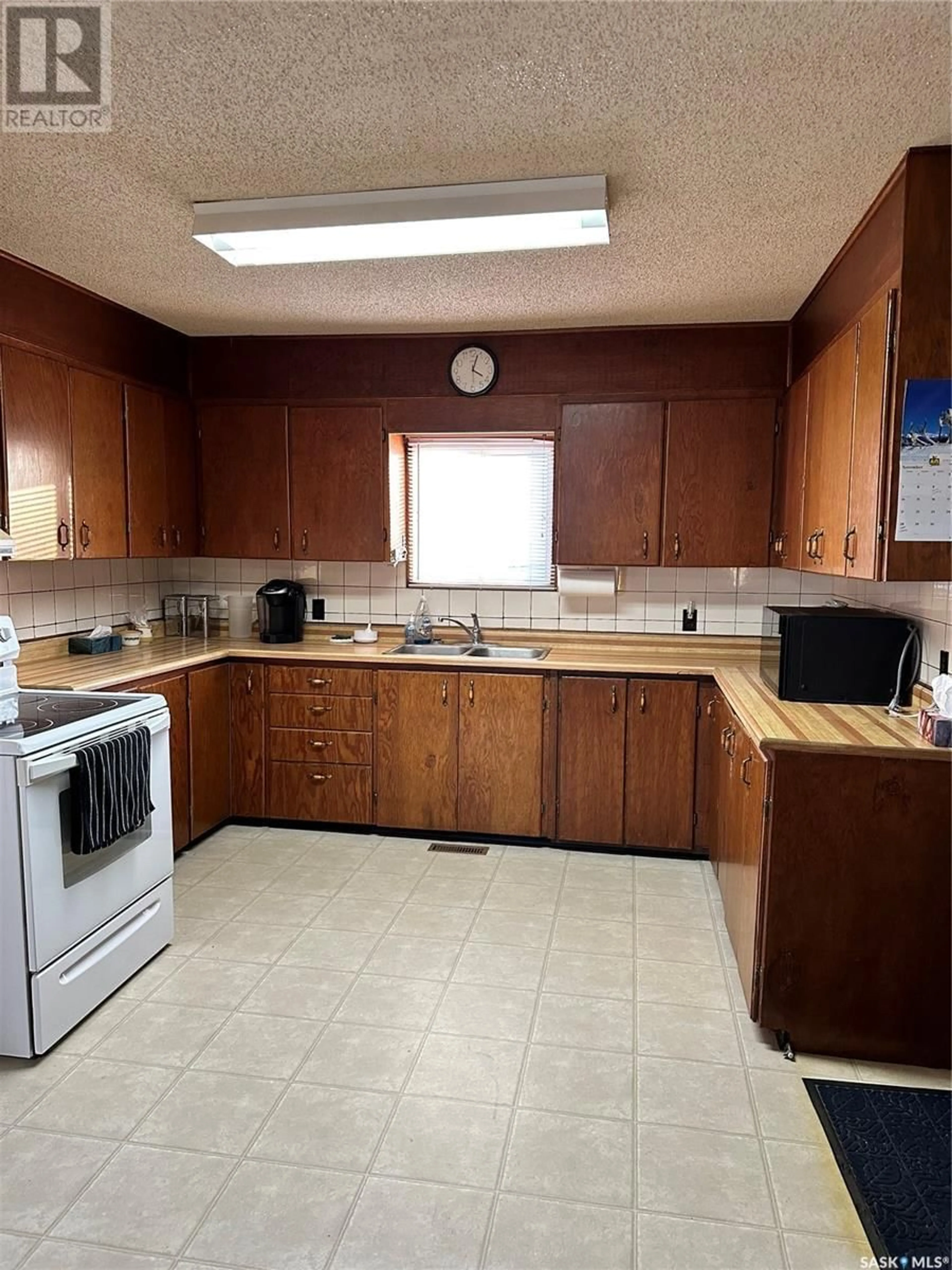 Standard kitchen, unknown floor, cottage for 211 James STREET, Radisson Saskatchewan S0K3L0