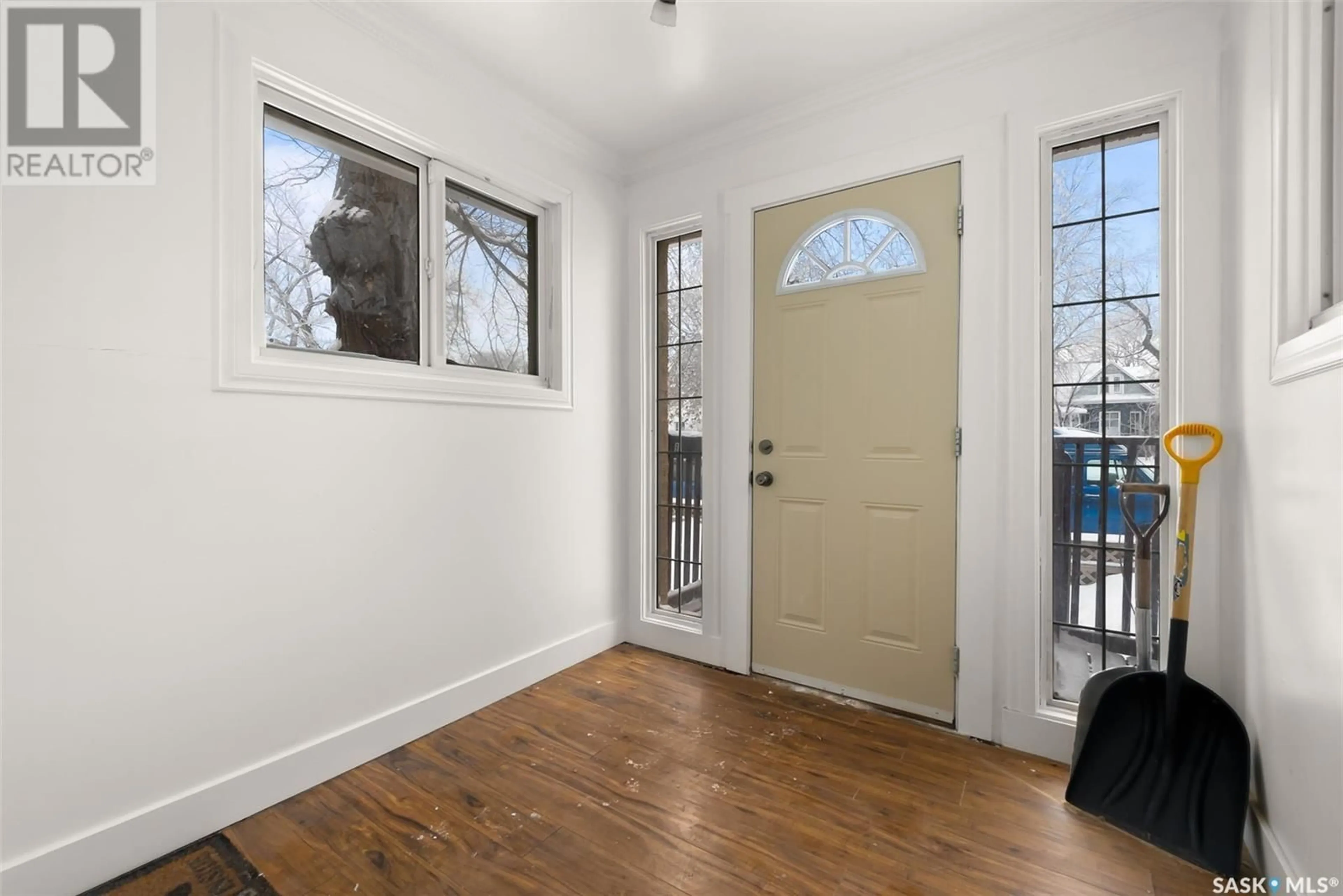 Indoor entryway, wood floors for 1528 Victoria AVENUE, Regina Saskatchewan S4P0P5