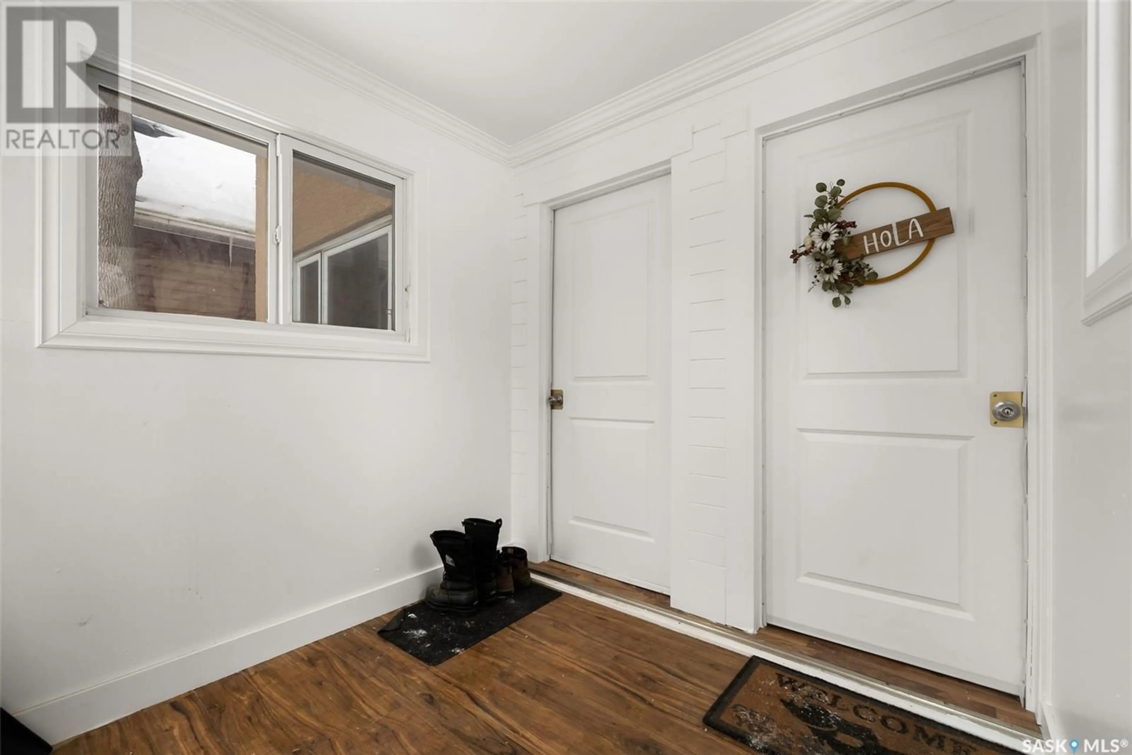 Indoor entryway, wood floors for 1528 Victoria AVENUE, Regina Saskatchewan S4P0P5