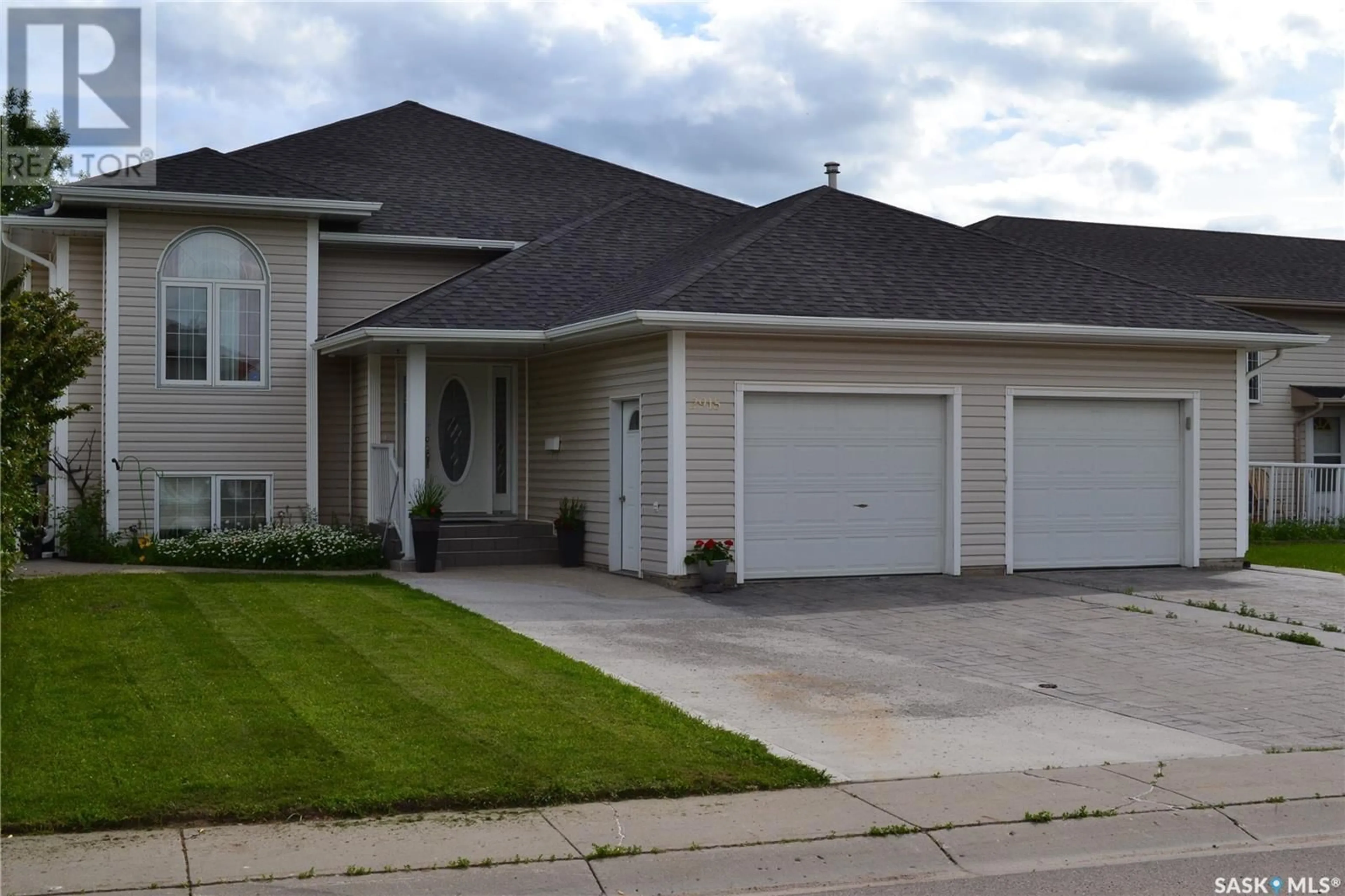 Frontside or backside of a home, the street view for 2915 37th STREET W, Saskatoon Saskatchewan S7L7H8