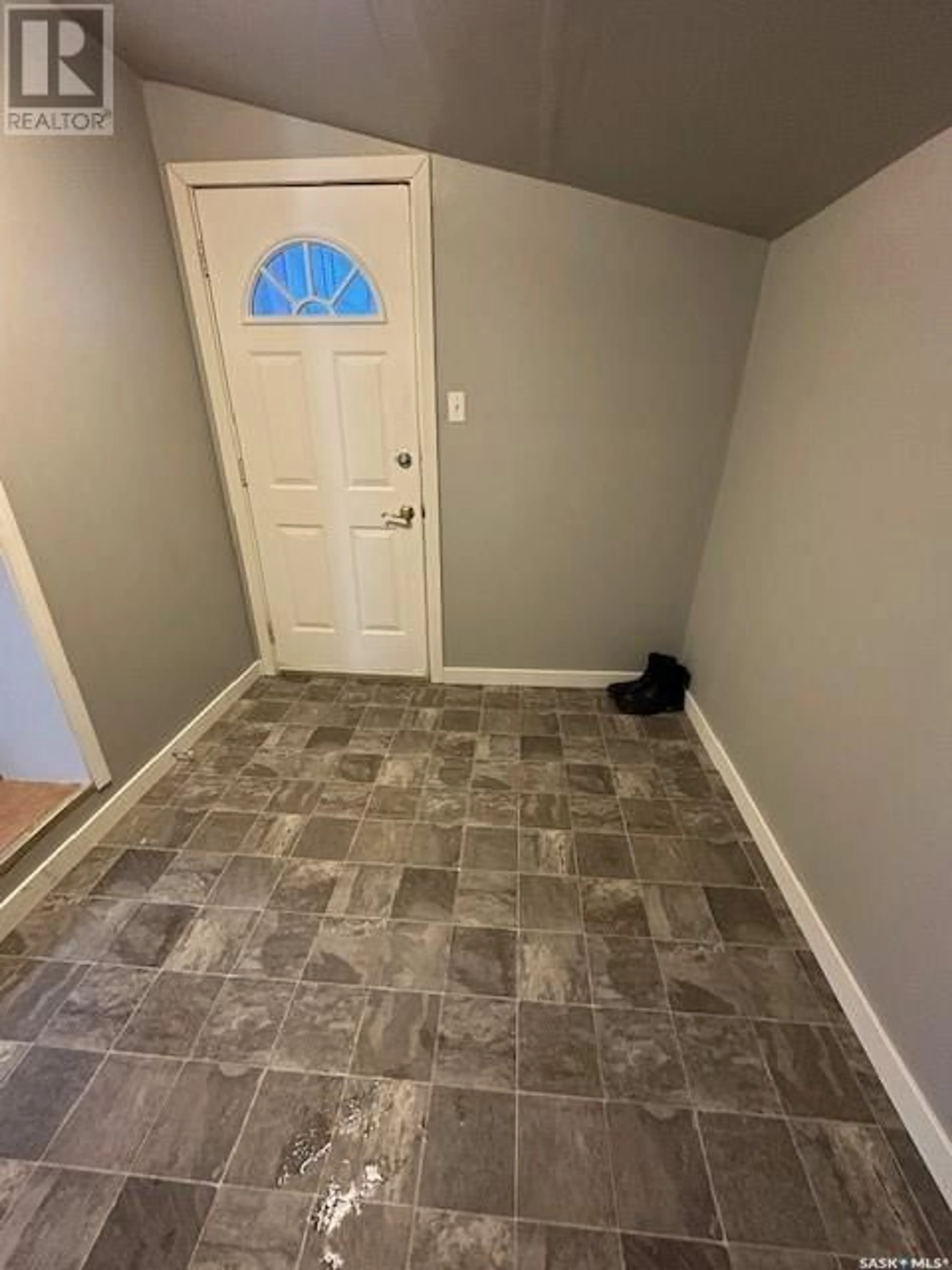 Indoor entryway, cement floor for 330 2nd STREET, Mclean Saskatchewan S0G3E0