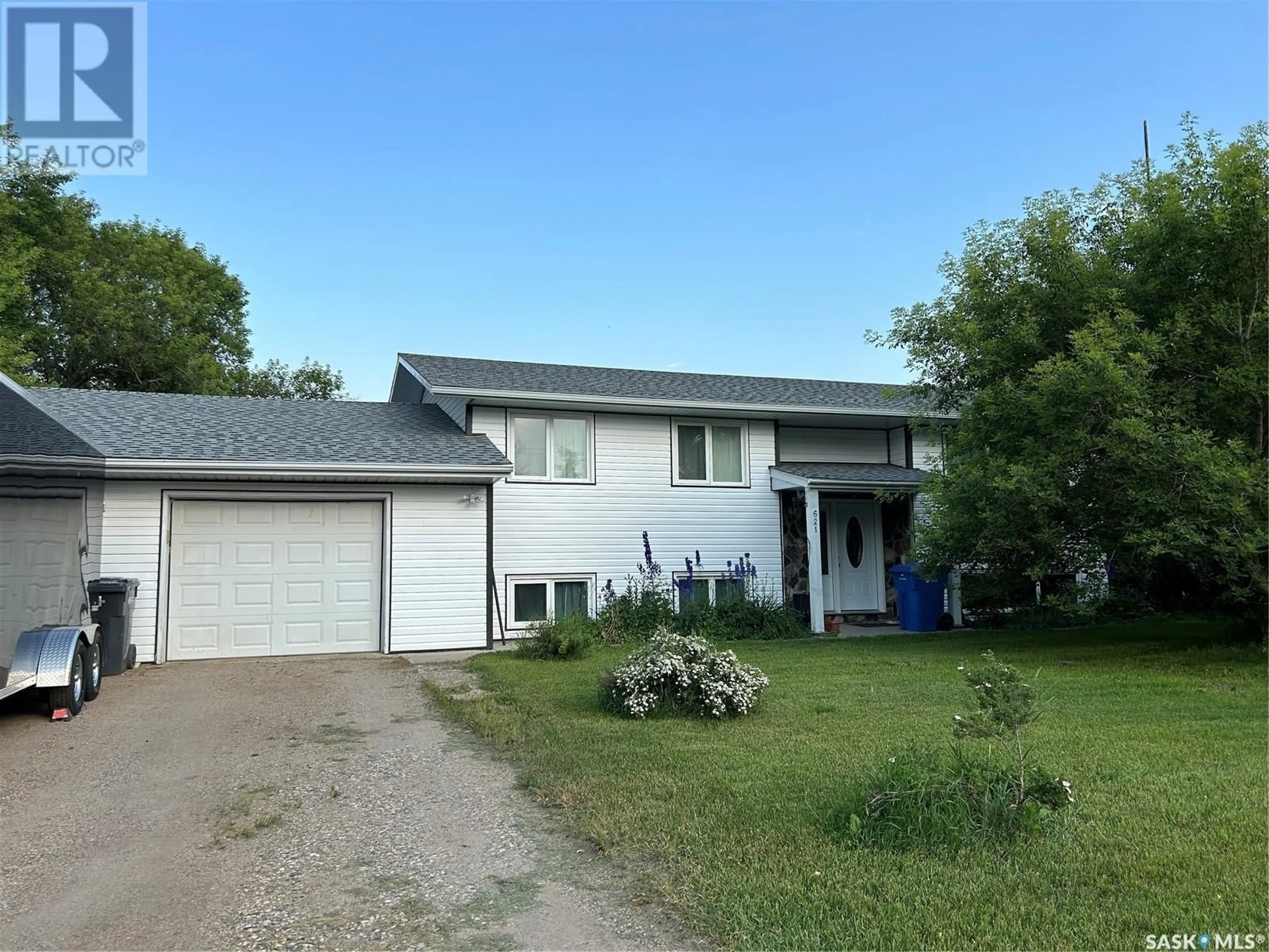 Frontside or backside of a home, the street view for 621 McCall STREET, Oxbow Saskatchewan S0C2B0