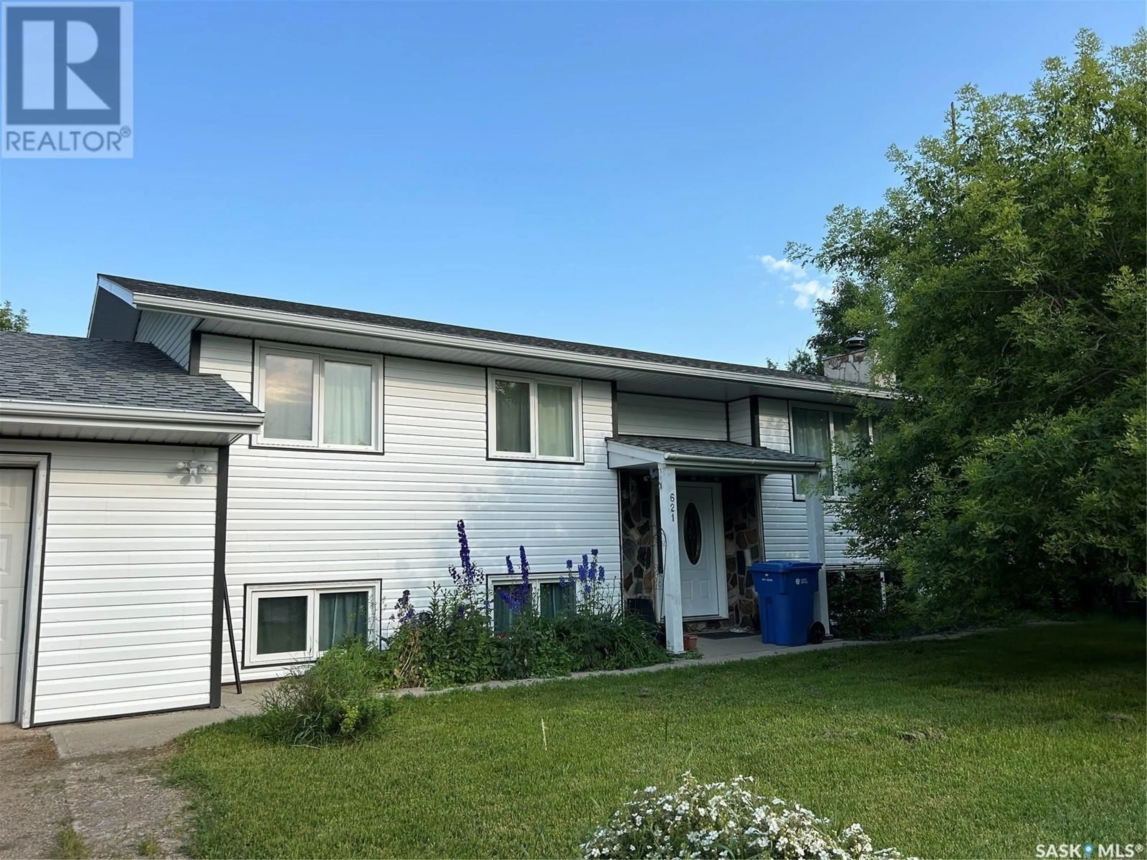 Frontside or backside of a home, cottage for 621 McCall STREET, Oxbow Saskatchewan S0C2B0