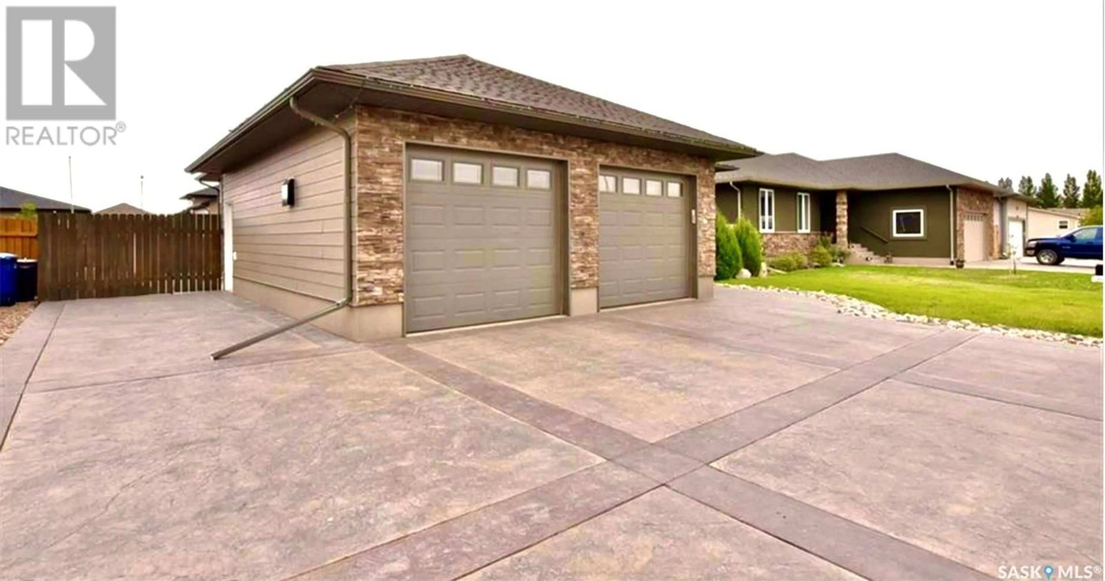 Indoor garage, cement floor for 10 Belmont CRESCENT, Moose Jaw Saskatchewan S6K1C5