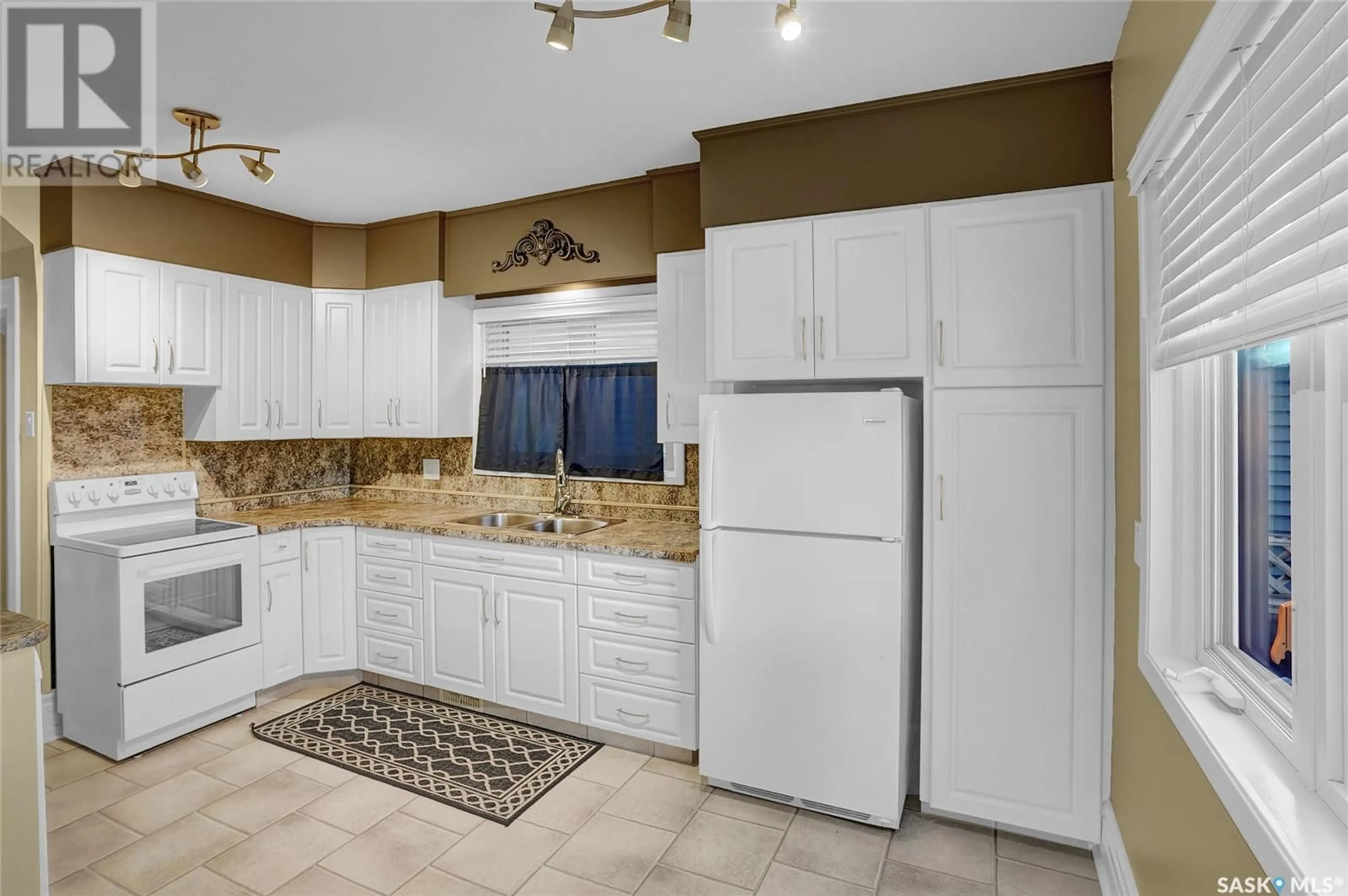 Standard kitchen, ceramic floors, cottage for 915 1st AVENUE NE, Moose Jaw Saskatchewan S6H0Z5