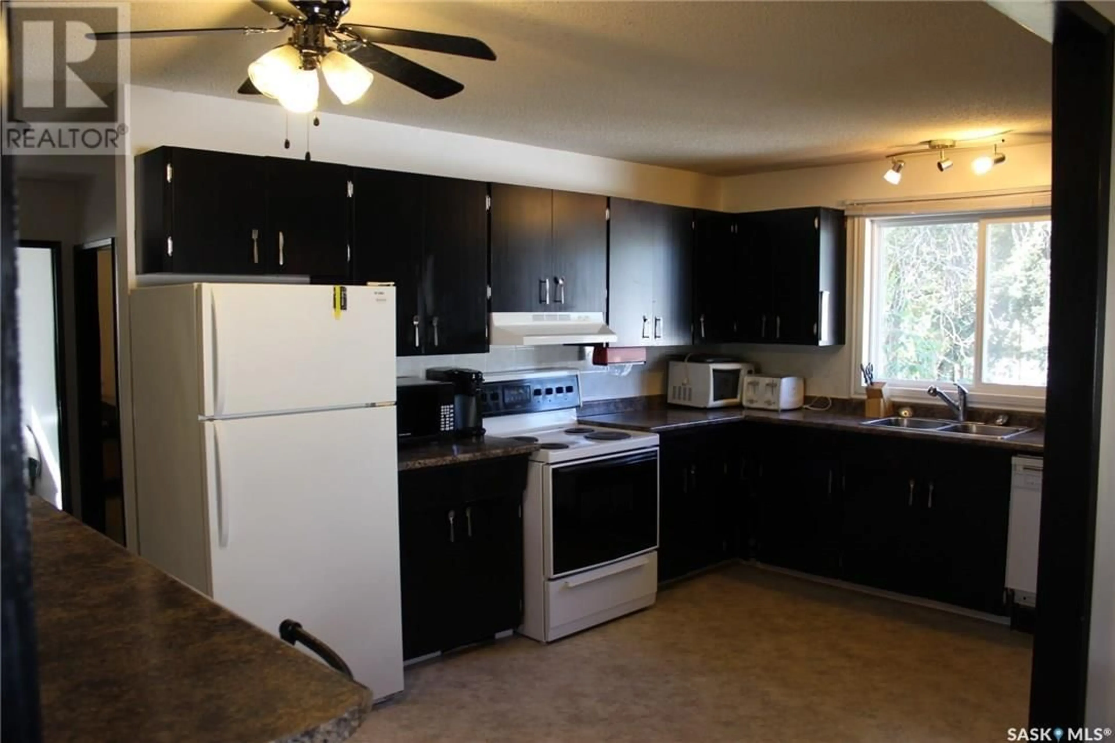 Standard kitchen, wood floors, cottage for 537 4th STREET W, Shaunavon Saskatchewan S0N2M0