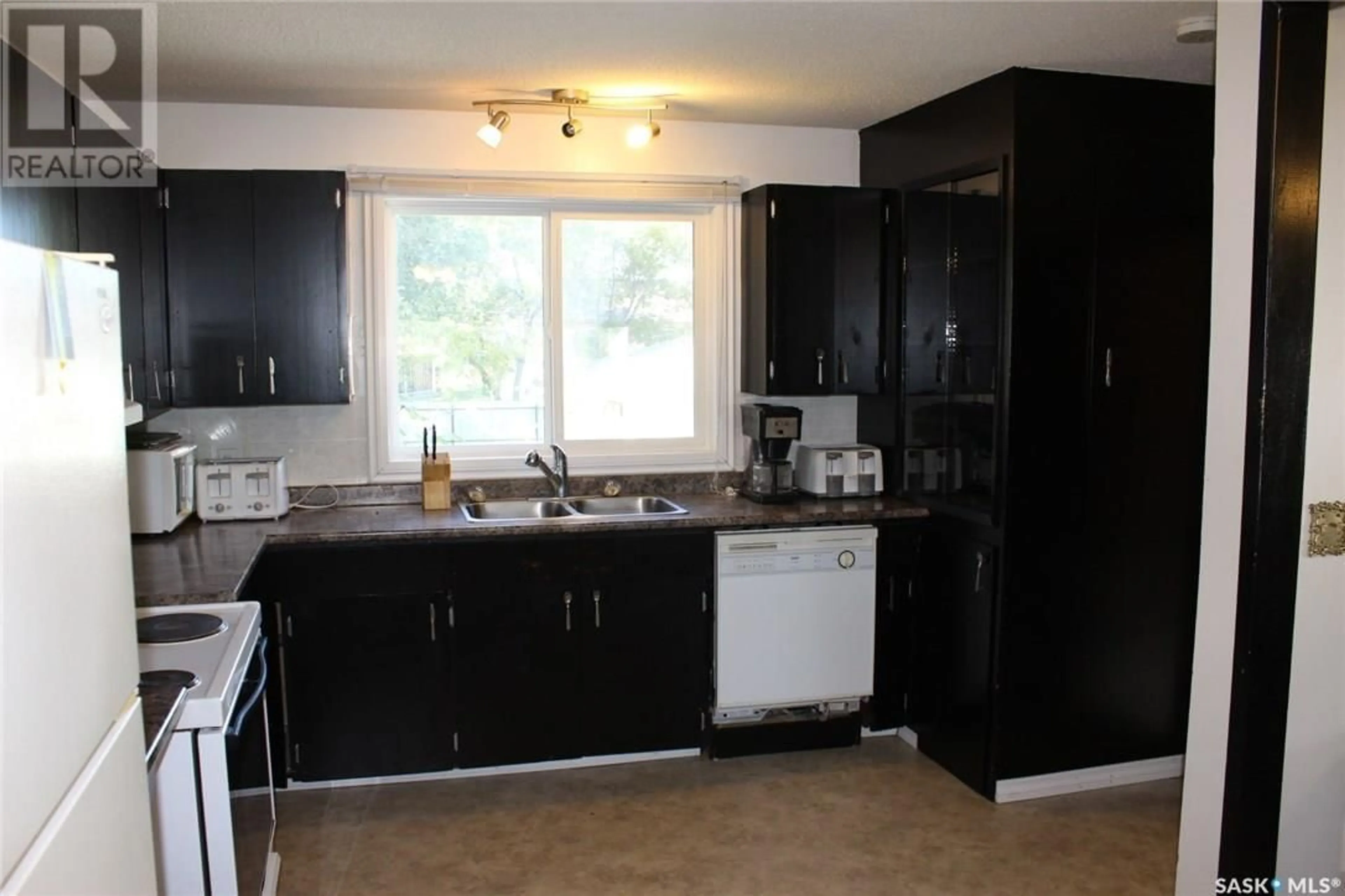 Standard kitchen, wood floors, cottage for 537 4th STREET W, Shaunavon Saskatchewan S0N2M0