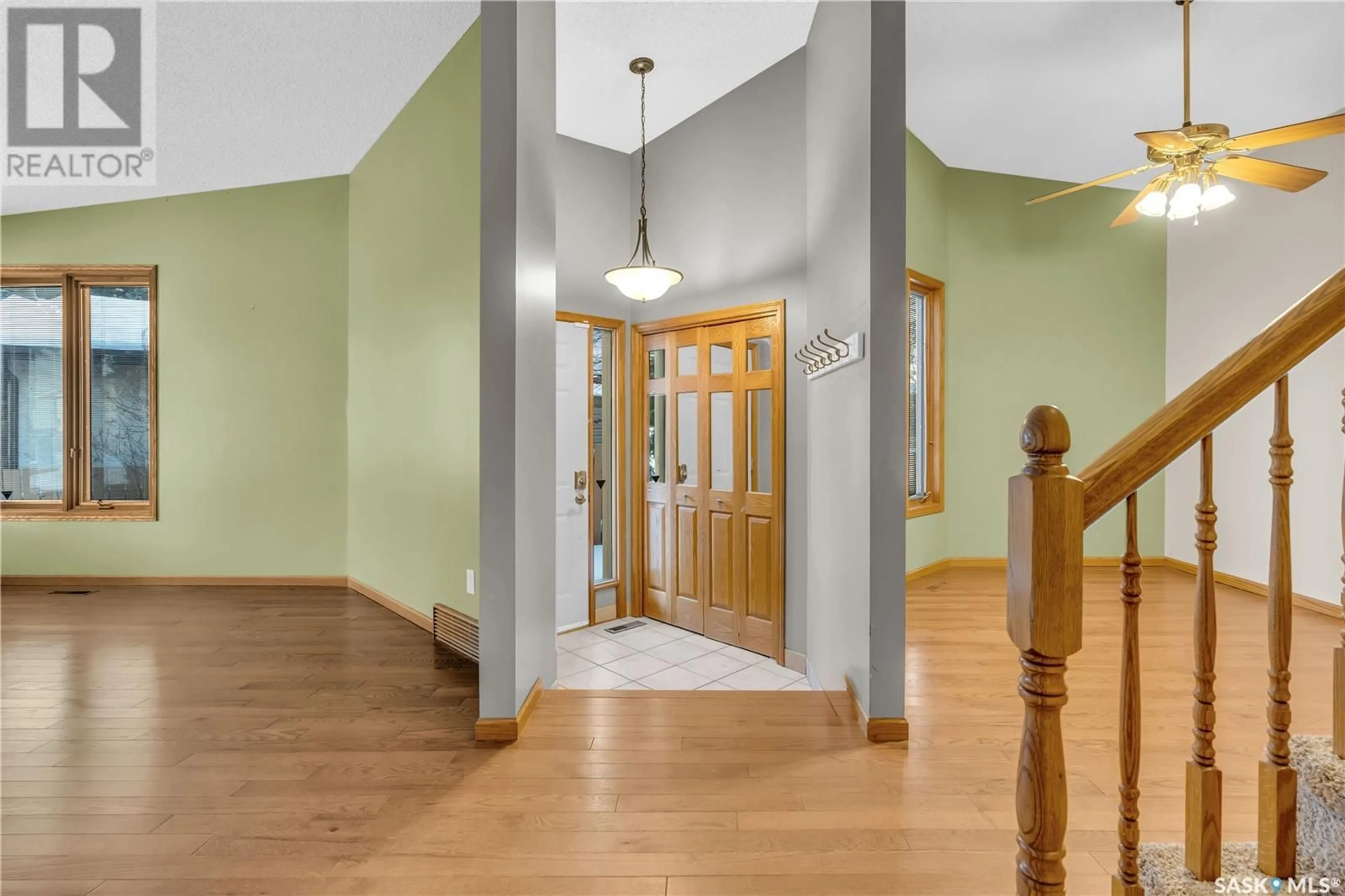 Indoor foyer, wood floors for 2826 Audette BAY E, Regina Saskatchewan S4V1W9