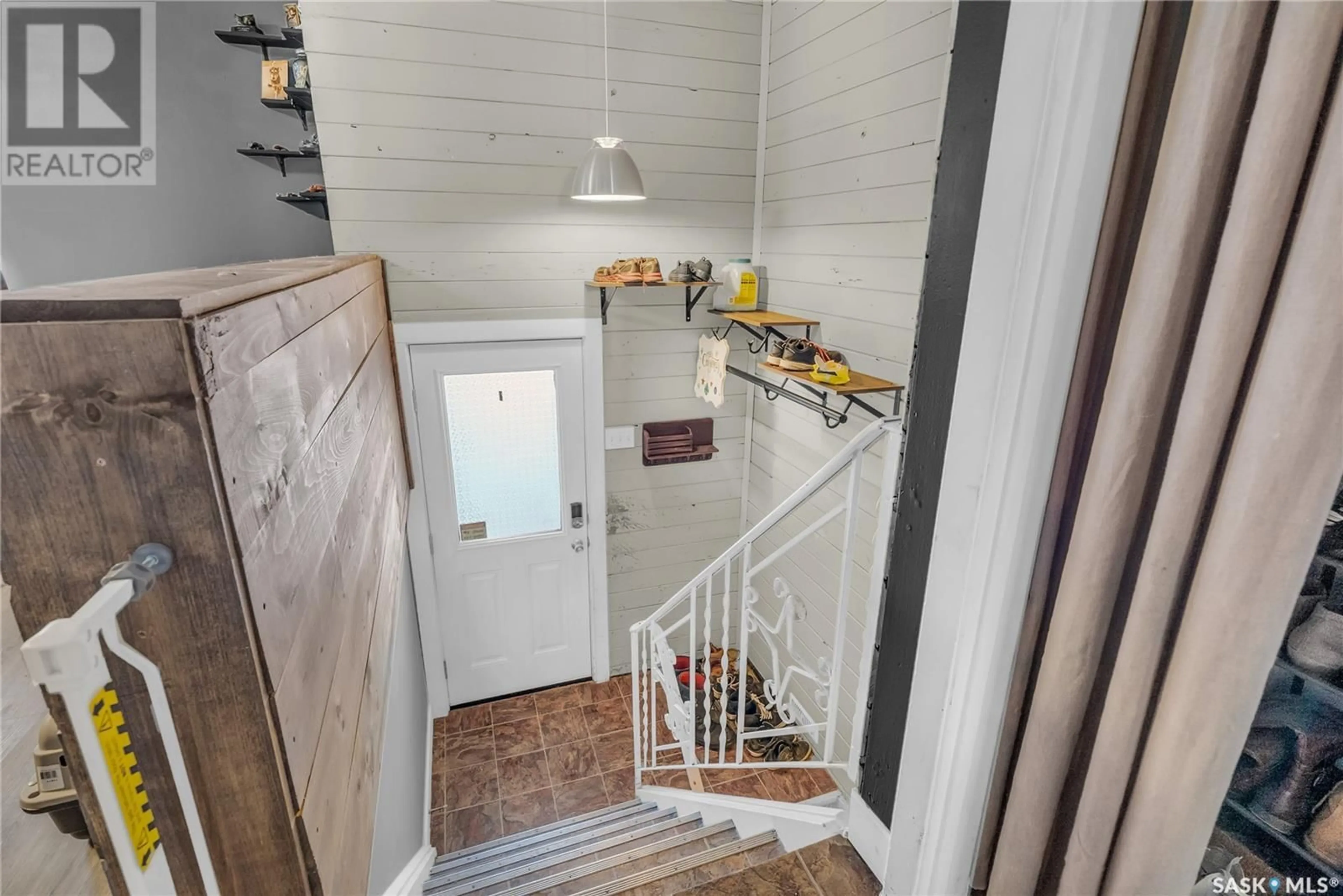 Indoor entryway, wood floors for 3117 Milton STREET, Saskatoon Saskatchewan S7L4L4