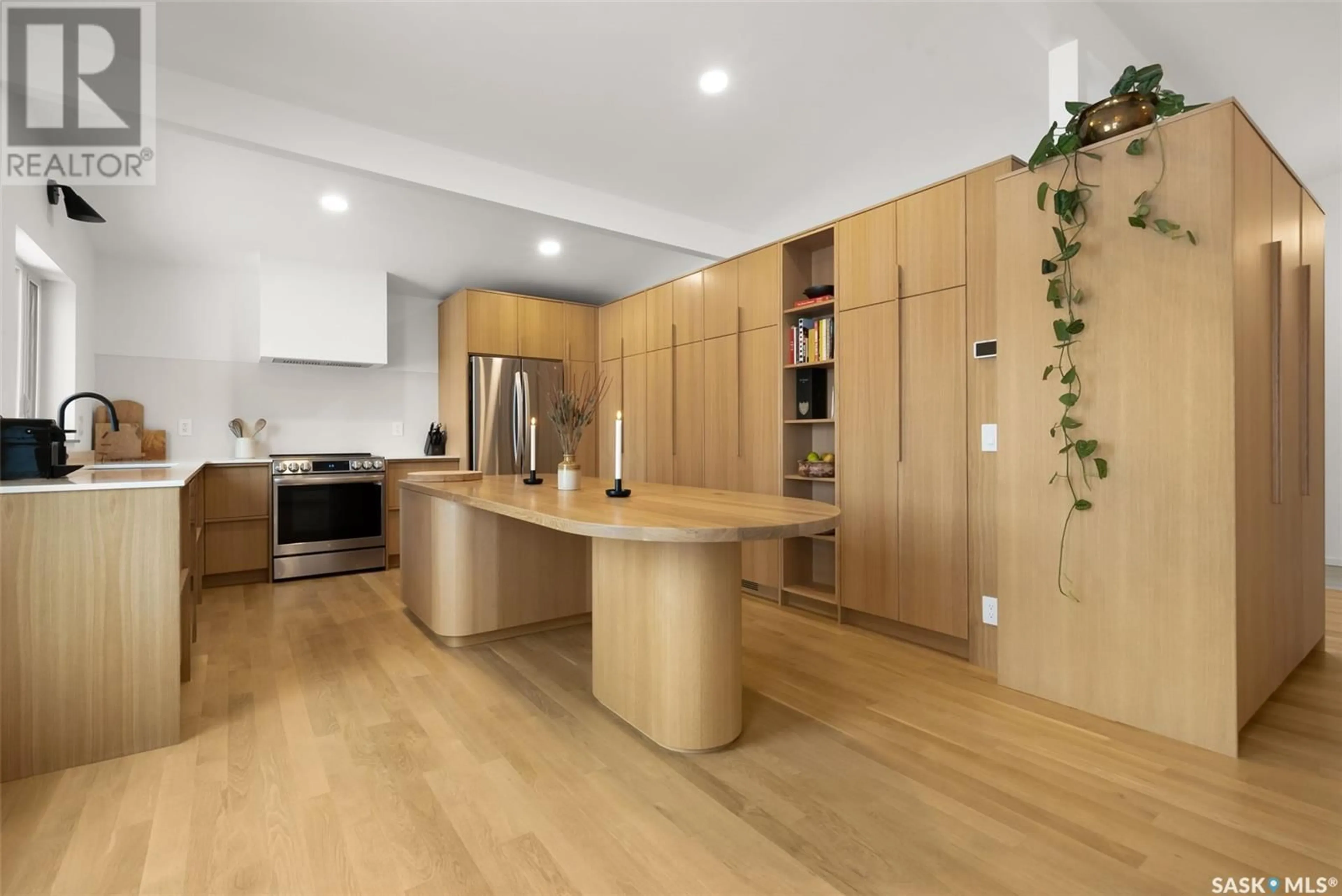 Contemporary kitchen, wood floors for 209 Habkirk DRIVE, Regina Saskatchewan S4S2X5