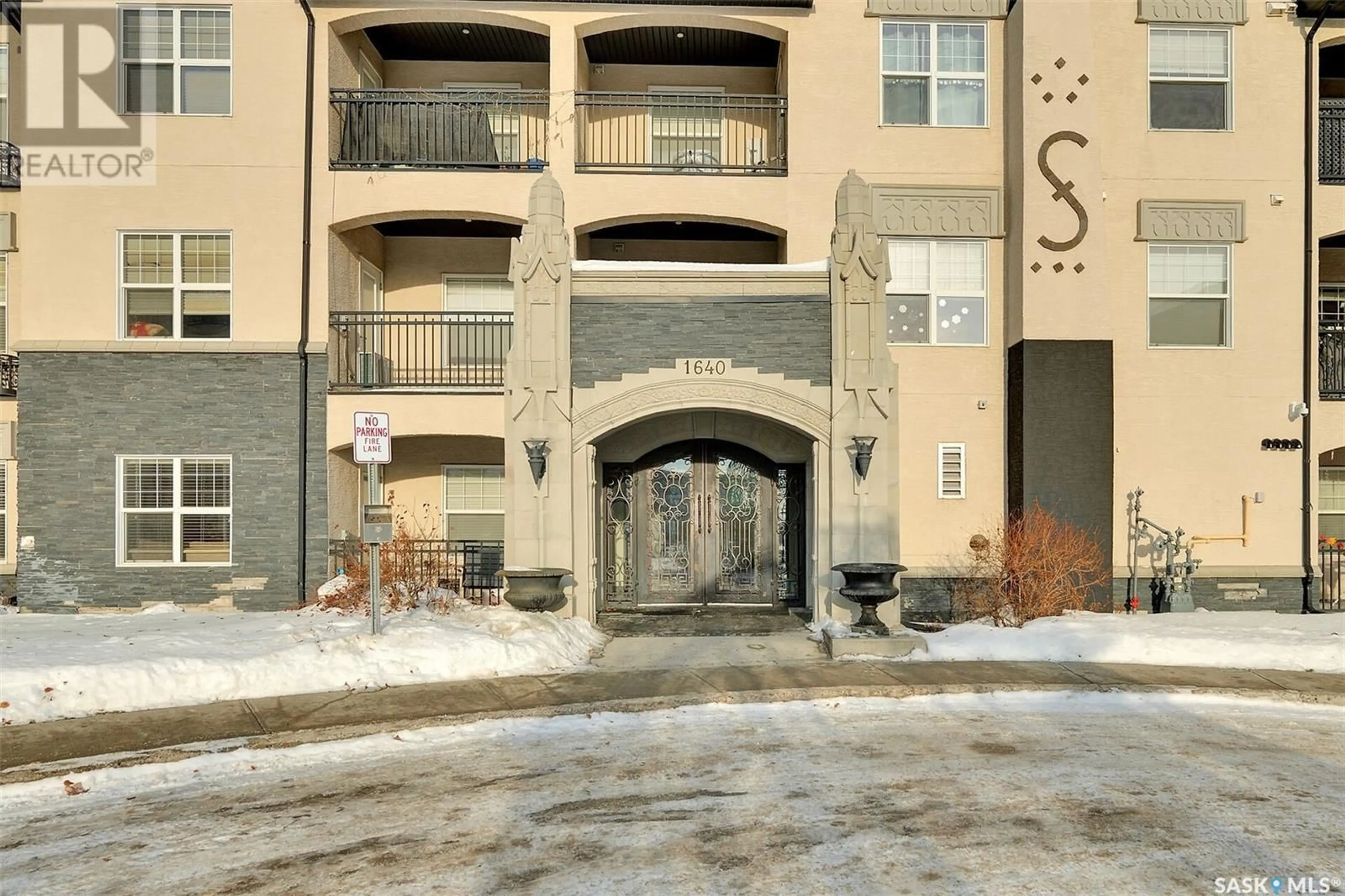 A pic from exterior of the house or condo, the front or back of building for 205 1640 Dakota DRIVE, Regina Saskatchewan S4Z0A4